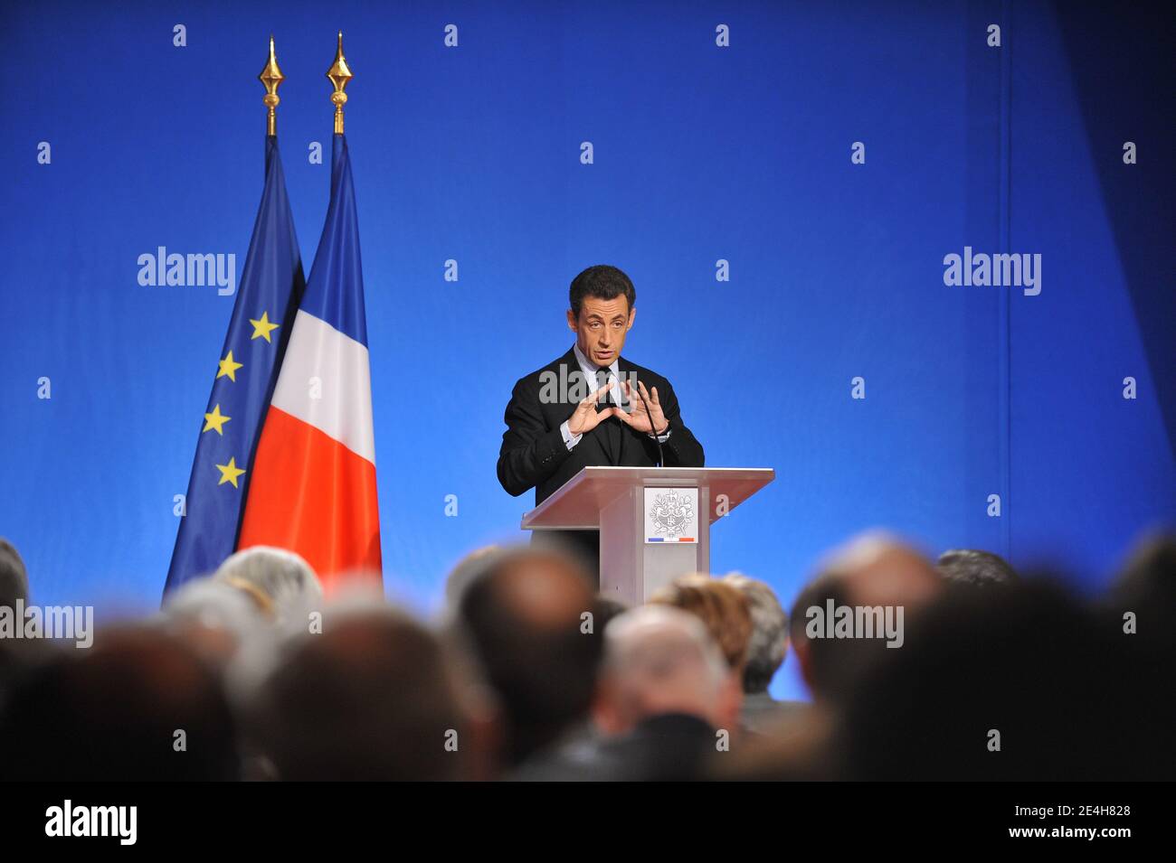 Le président français Nicolas Sarkozy fait des gestes lors d’une conférence de presse à l’Elysée Palace de Paris, France, le 14 décembre 2009, pour dévoiler les détails d’un prêt national de 35 milliards d’euros destiné à financer une frénésie de dépenses publiques visant à stimuler la croissance économique en France. Photo Thierry Orban/ABACAPRESS.COM Banque D'Images