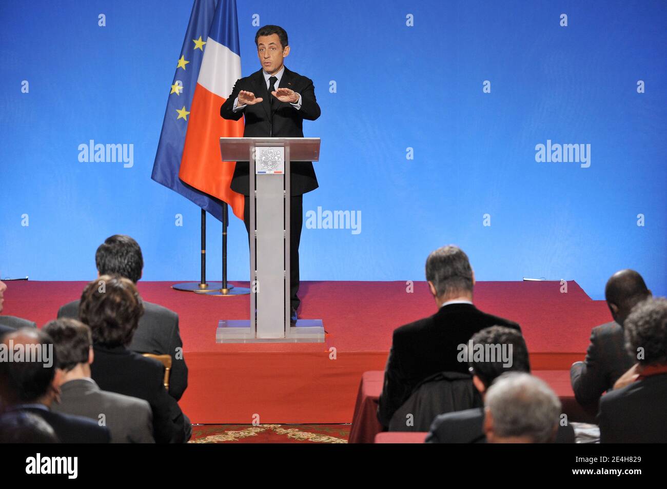Le président français Nicolas Sarkozy fait des gestes lors d’une conférence de presse à l’Elysée Palace de Paris, France, le 14 décembre 2009, pour dévoiler les détails d’un prêt national de 35 milliards d’euros destiné à financer une frénésie de dépenses publiques visant à stimuler la croissance économique en France. Photo Thierry Orban/ABACAPRESS.COM Banque D'Images