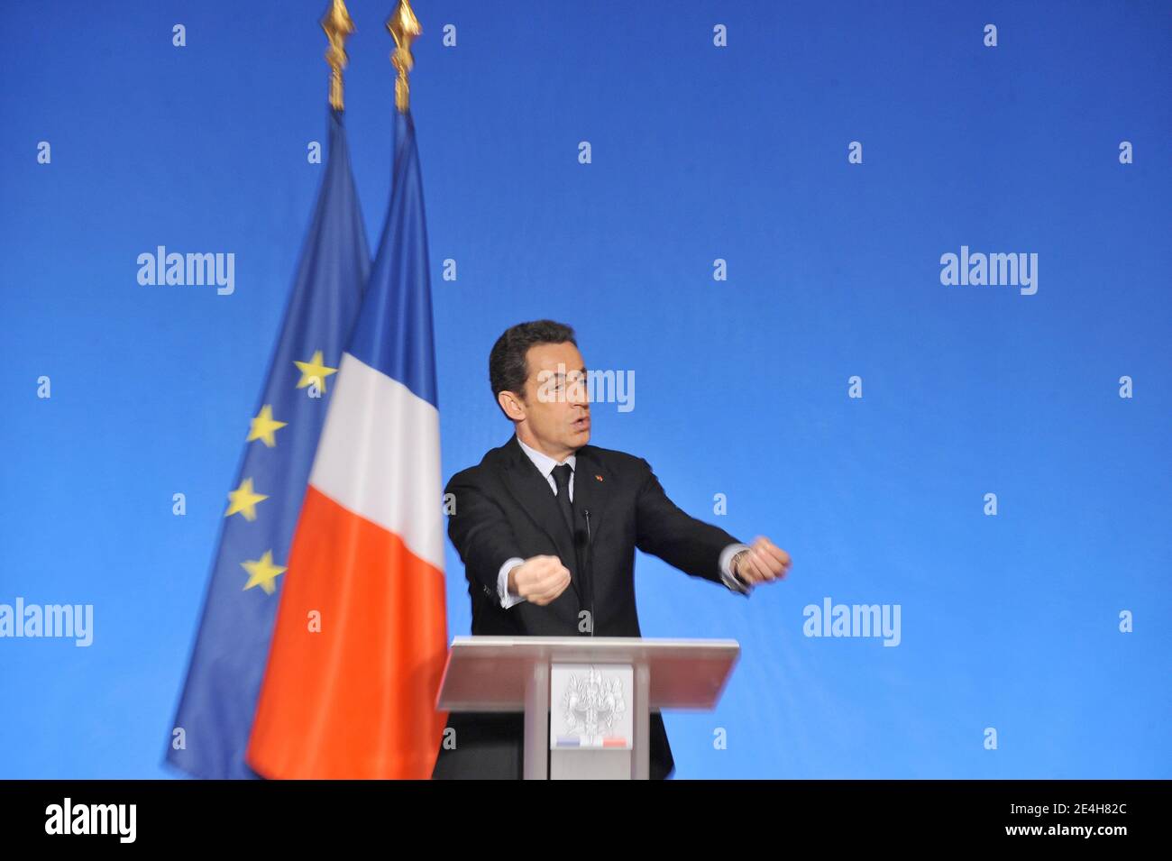 Le président français Nicolas Sarkozy fait des gestes lors d’une conférence de presse à l’Elysée Palace de Paris, France, le 14 décembre 2009, pour dévoiler les détails d’un prêt national de 35 milliards d’euros destiné à financer une frénésie de dépenses publiques visant à stimuler la croissance économique en France. Photo Thierry Orban/ABACAPRESS.COM Banque D'Images
