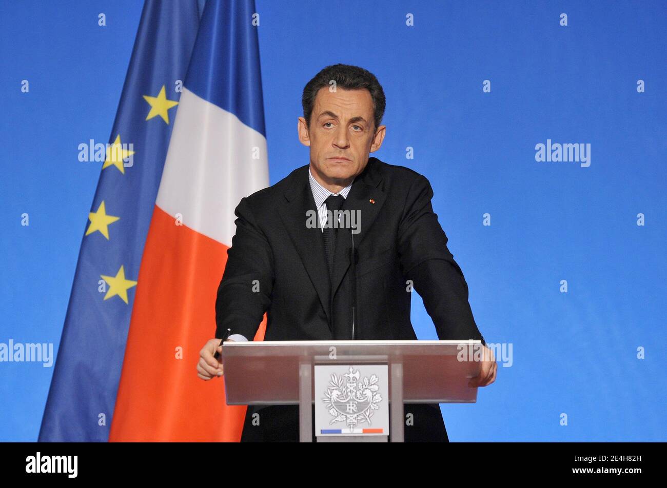 Le président français Nicolas Sarkozy fait des gestes lors d’une conférence de presse à l’Elysée Palace de Paris, France, le 14 décembre 2009, pour dévoiler les détails d’un prêt national de 35 milliards d’euros destiné à financer une frénésie de dépenses publiques visant à stimuler la croissance économique en France. Photo Thierry Orban/ABACAPRESS.COM Banque D'Images