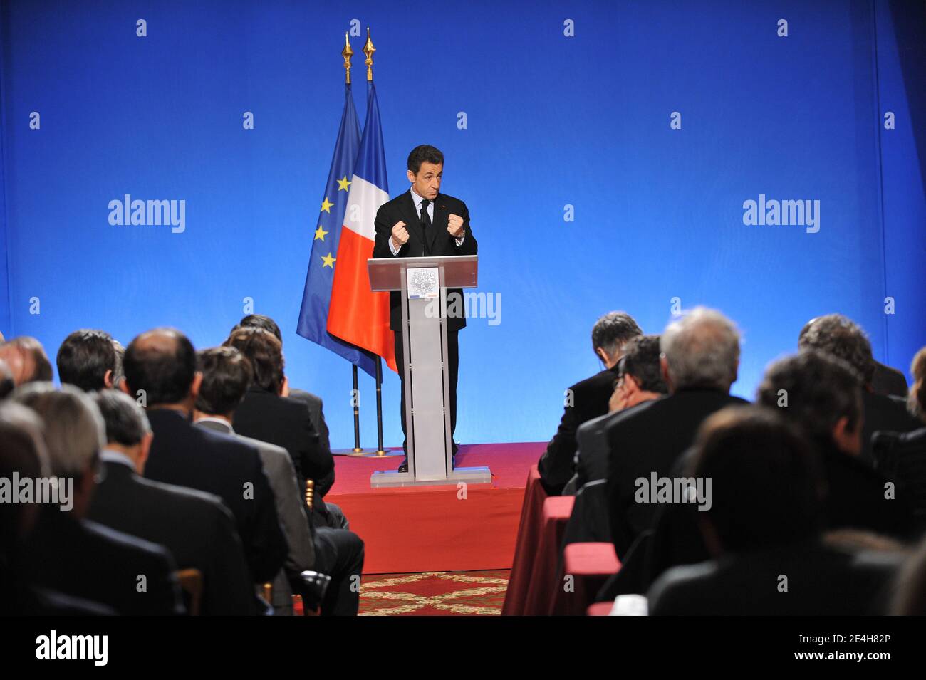 Le président français Nicolas Sarkozy fait des gestes lors d’une conférence de presse à l’Elysée Palace de Paris, France, le 14 décembre 2009, pour dévoiler les détails d’un prêt national de 35 milliards d’euros destiné à financer une frénésie de dépenses publiques visant à stimuler la croissance économique en France. Photo Thierry Orban/ABACAPRESS.COM Banque D'Images
