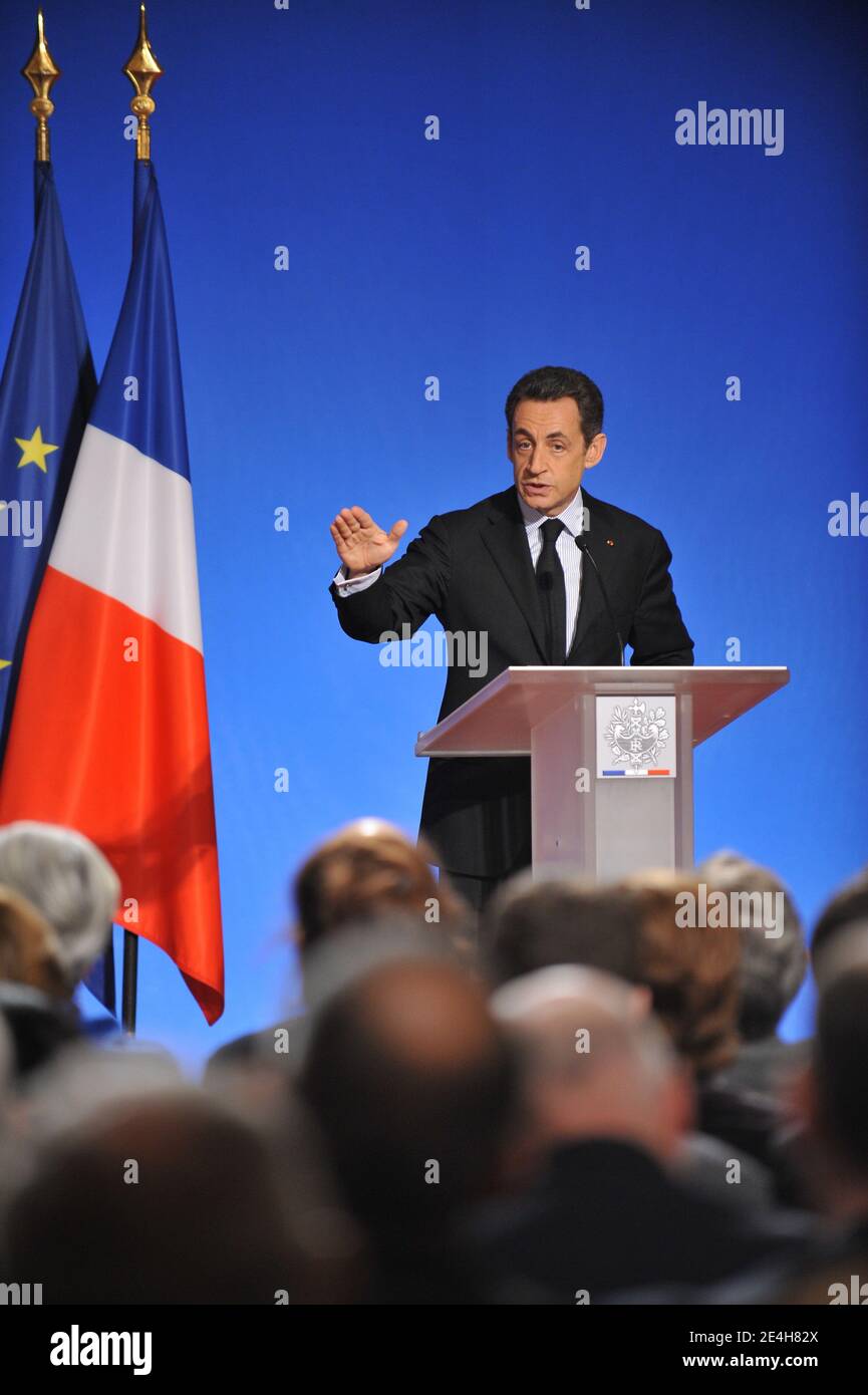 Le président français Nicolas Sarkozy fait des gestes lors d’une conférence de presse à l’Elysée Palace de Paris, France, le 14 décembre 2009, pour dévoiler les détails d’un prêt national de 35 milliards d’euros destiné à financer une frénésie de dépenses publiques visant à stimuler la croissance économique en France. Photo Thierry Orban/ABACAPRESS.COM Banque D'Images