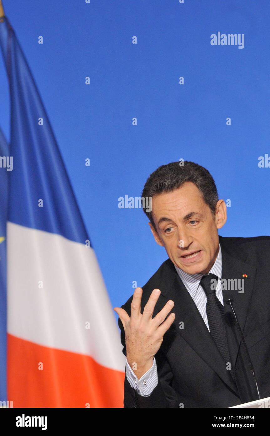 Le président français Nicolas Sarkozy fait des gestes lors d’une conférence de presse à l’Elysée Palace de Paris, France, le 14 décembre 2009, pour dévoiler les détails d’un prêt national de 35 milliards d’euros destiné à financer une frénésie de dépenses publiques visant à stimuler la croissance économique en France. Photo Thierry Orban/ABACAPRESS.COM Banque D'Images