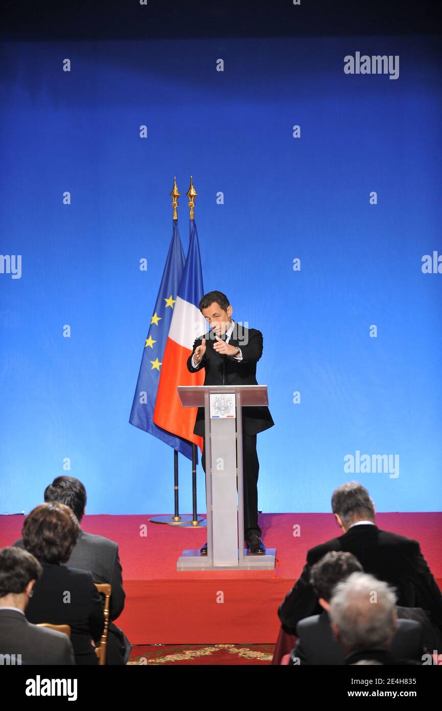 Le président français Nicolas Sarkozy fait des gestes lors d’une conférence de presse à l’Elysée Palace de Paris, France, le 14 décembre 2009, pour dévoiler les détails d’un prêt national de 35 milliards d’euros destiné à financer une frénésie de dépenses publiques visant à stimuler la croissance économique en France. Photo Thierry Orban/ABACAPRESS.COM Banque D'Images