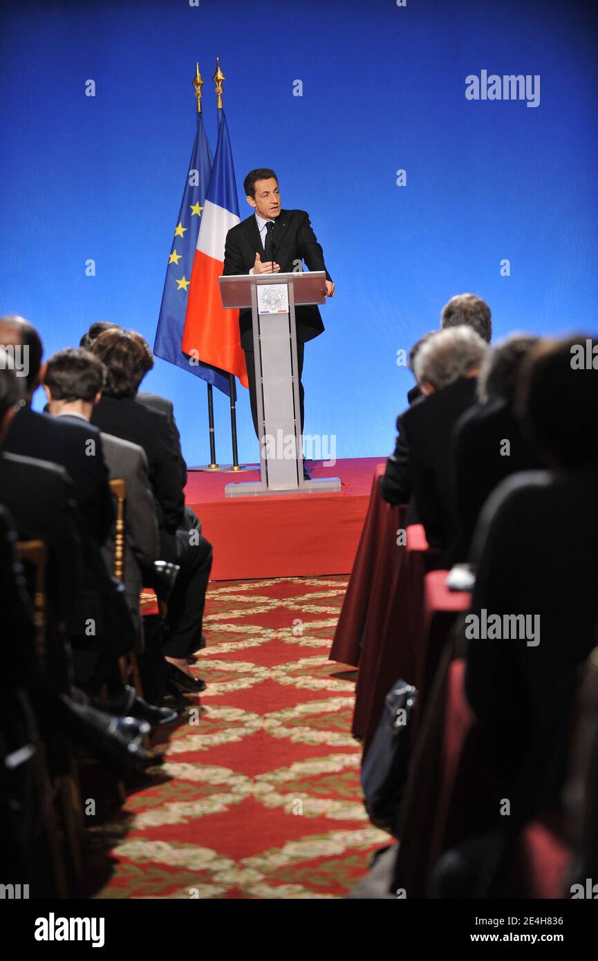 Le président français Nicolas Sarkozy fait des gestes lors d’une conférence de presse à l’Elysée Palace de Paris, France, le 14 décembre 2009, pour dévoiler les détails d’un prêt national de 35 milliards d’euros destiné à financer une frénésie de dépenses publiques visant à stimuler la croissance économique en France. Photo Thierry Orban/ABACAPRESS.COM Banque D'Images
