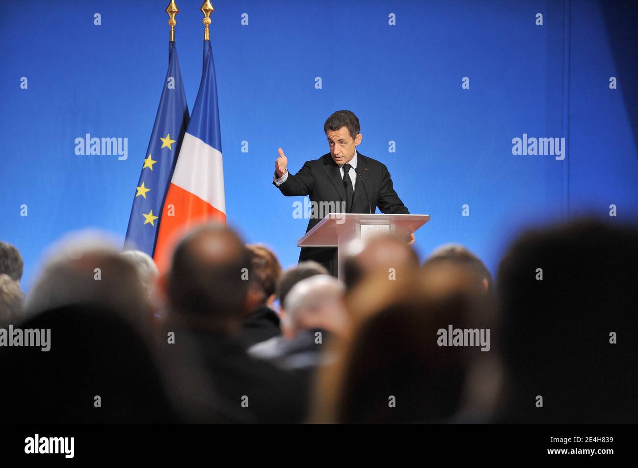 Le président français Nicolas Sarkozy fait des gestes lors d’une conférence de presse à l’Elysée Palace de Paris, France, le 14 décembre 2009, pour dévoiler les détails d’un prêt national de 35 milliards d’euros destiné à financer une frénésie de dépenses publiques visant à stimuler la croissance économique en France. Photo Thierry Orban/ABACAPRESS.COM Banque D'Images