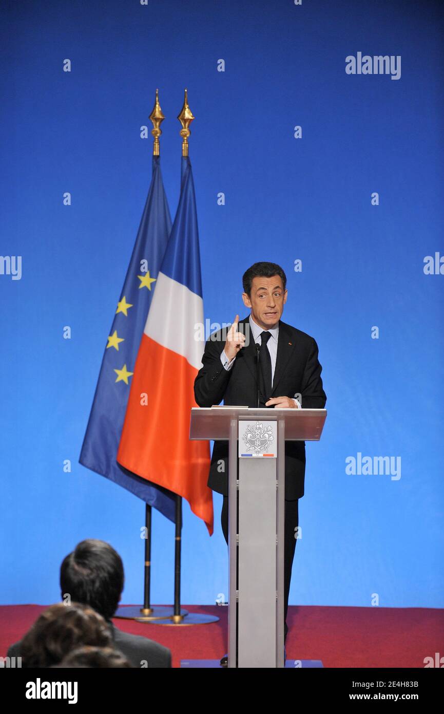 Le président français Nicolas Sarkozy fait des gestes lors d’une conférence de presse à l’Elysée Palace de Paris, France, le 14 décembre 2009, pour dévoiler les détails d’un prêt national de 35 milliards d’euros destiné à financer une frénésie de dépenses publiques visant à stimuler la croissance économique en France. Photo Thierry Orban/ABACAPRESS.COM Banque D'Images