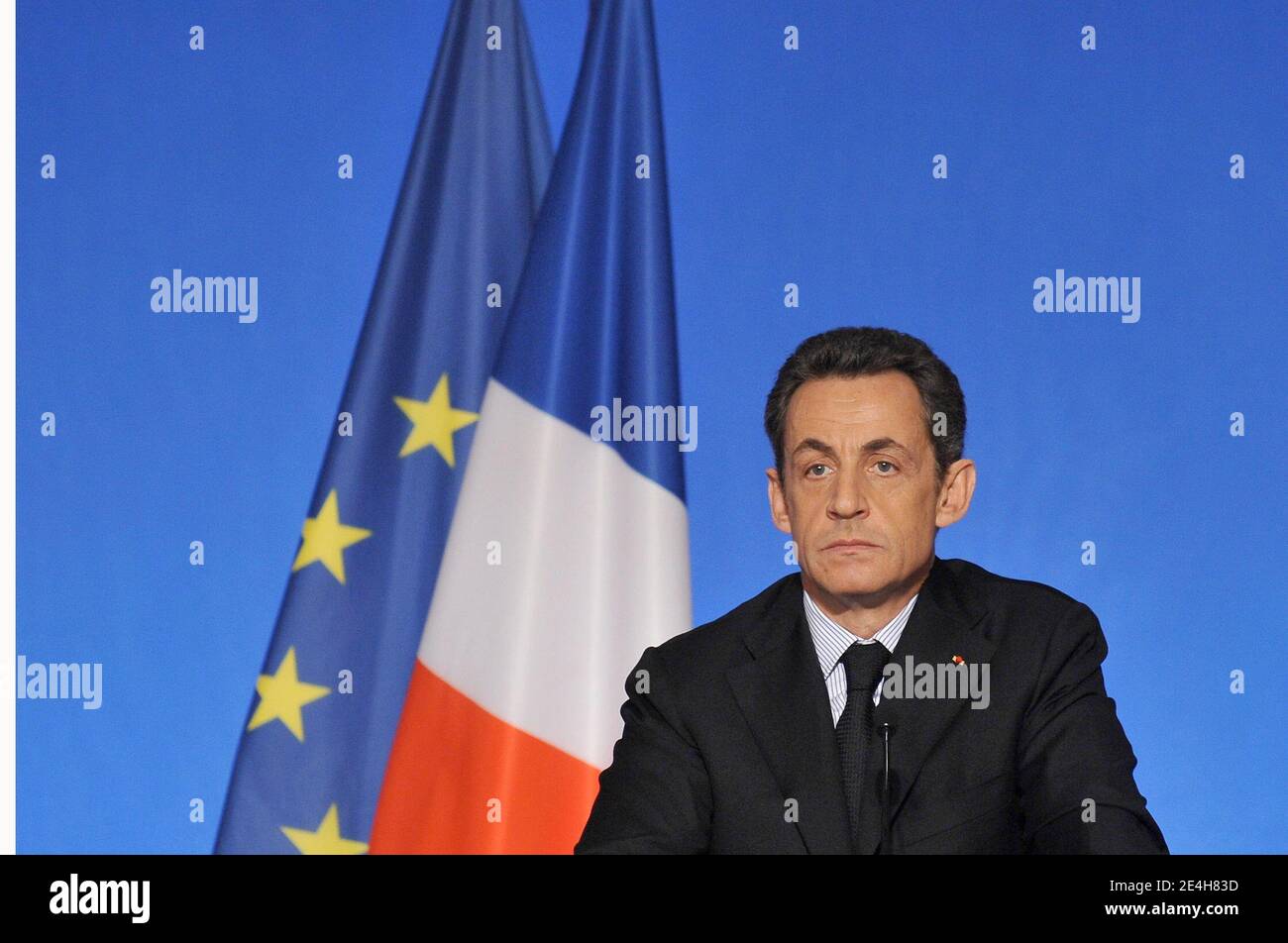 Le président français Nicolas Sarkozy fait des gestes lors d’une conférence de presse à l’Elysée Palace de Paris, France, le 14 décembre 2009, pour dévoiler les détails d’un prêt national de 35 milliards d’euros destiné à financer une frénésie de dépenses publiques visant à stimuler la croissance économique en France. Photo Thierry Orban/ABACAPRESS.COM Banque D'Images