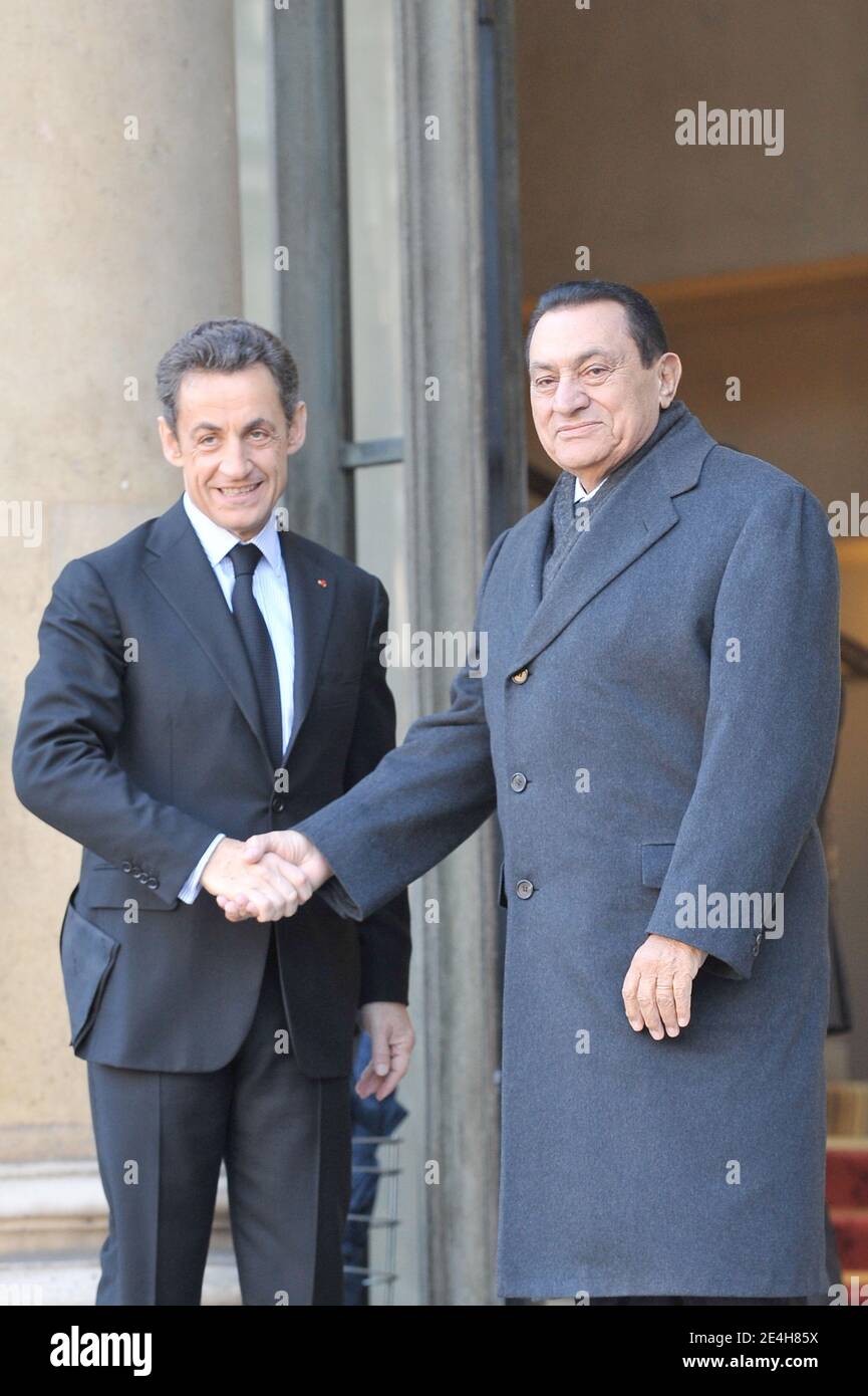 Le président français Nicolas Sarkozy accueille son homologue égyptien Mohamed Hosni Moubarak à l'Elysée à Paris, en France, le 14 décembre 2009. Photo Thierry Orban/ABACAPRESS.COM Banque D'Images