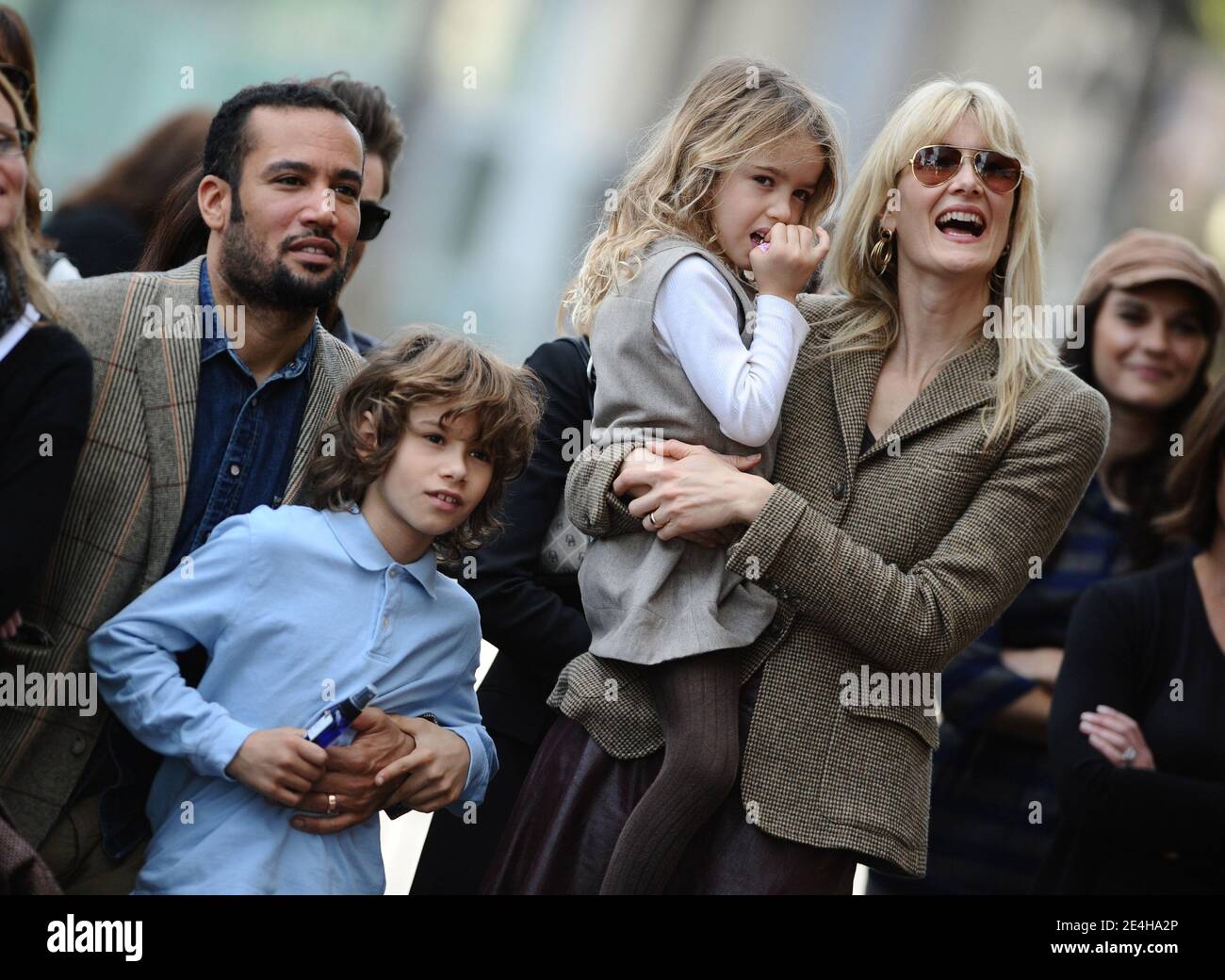 Laura Dern, Ben Harper, sa fille Jaya et son fils Ellery assistent à une  cérémonie honorant Mary Steenburgen avec le 2-3-95ème étoile sur le  Hollywood Walk of Fame à Los Angeles, CA,