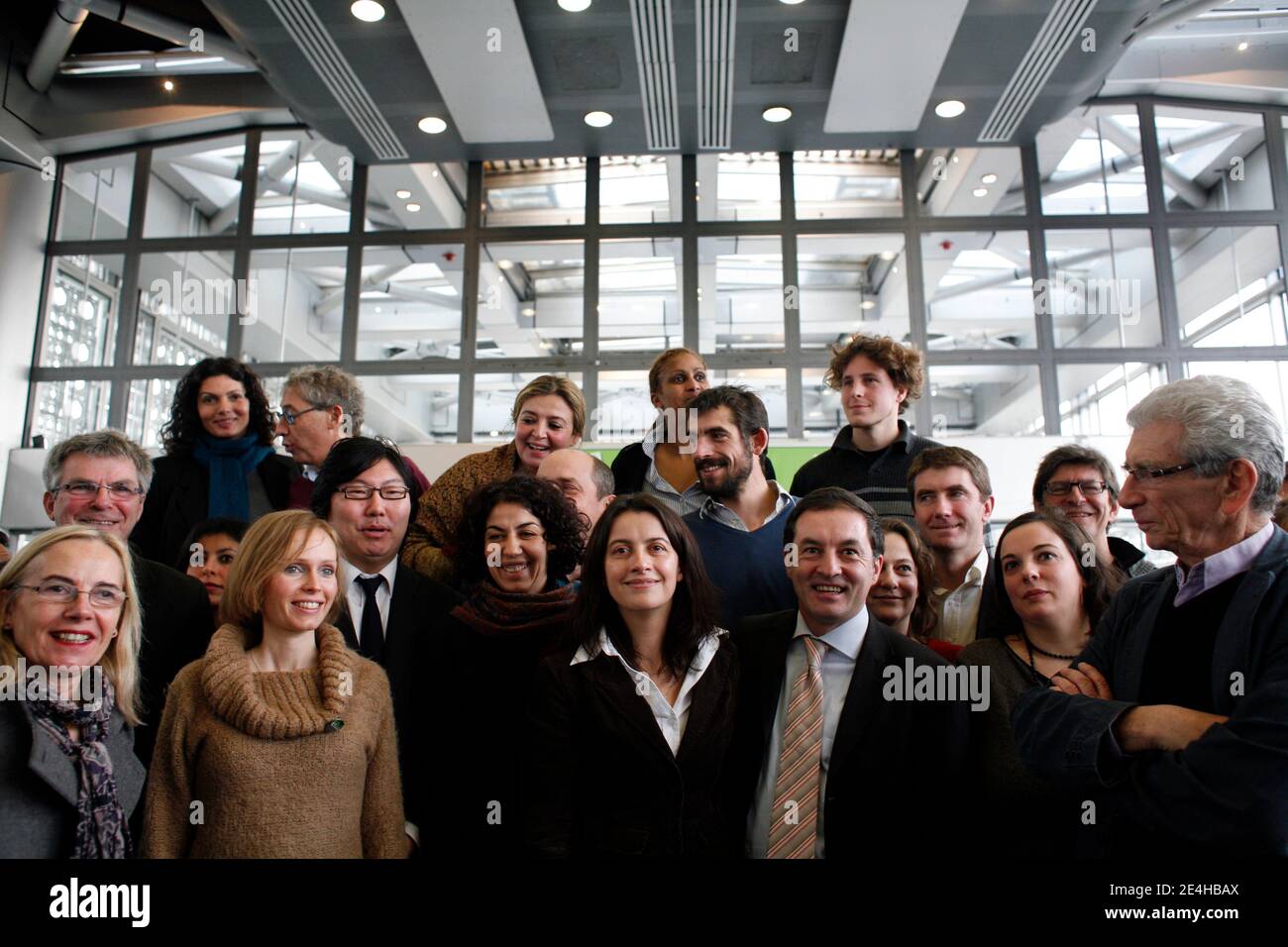 G a D 2e g Severine Texier, Jean-Vincent place, Safia Lebdi, Cecile Duflot, Augustin Legrand, Jean-Marc Brule, Emmanuelle Coste et Robert Lion lors de la présentation par la sectaire nationale des Verts, Cecile Duflot de la liste d'Europe Ecologie en Ile-de-de-Mars pour les élections régionales, Paris 2010 France le 18 décembre 2009. Cecile Duflot est un tete de liste d'Europe Ecologie en Ile-de-France. Photo Jean-Luc Luyssen/ABACAPRESS.COM Banque D'Images