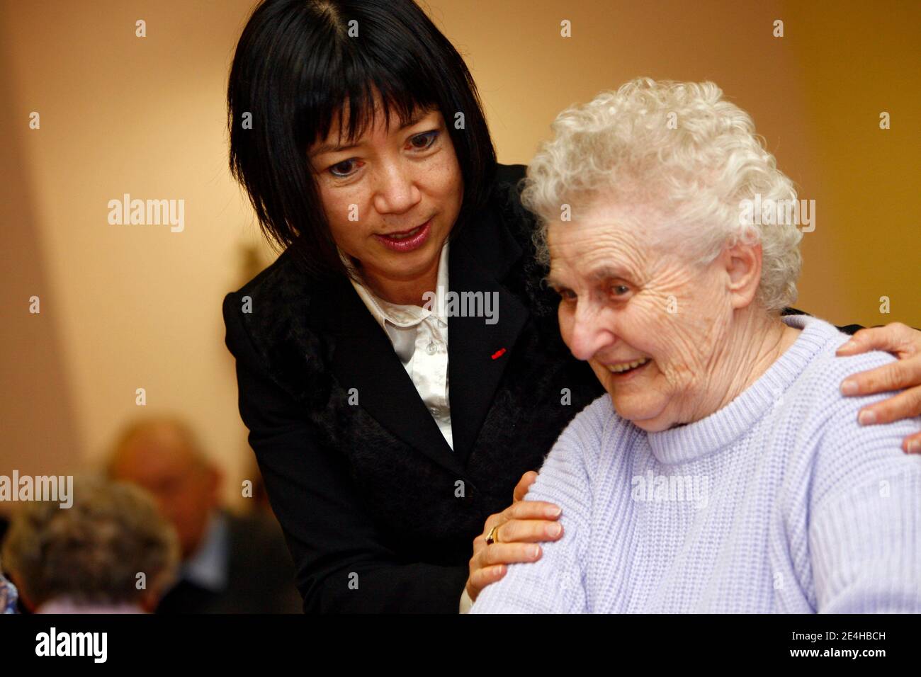 Madame Anh Dao Traxel, fille adoptive de l'ancien président français Jacques Chirac et présidente de l'Etoile européenne du développement civil et militaire, visite de la maison de traite des Petites Sœurs des Pauvre a la Madeleine, nord de la France, le 19 Banque D'Images