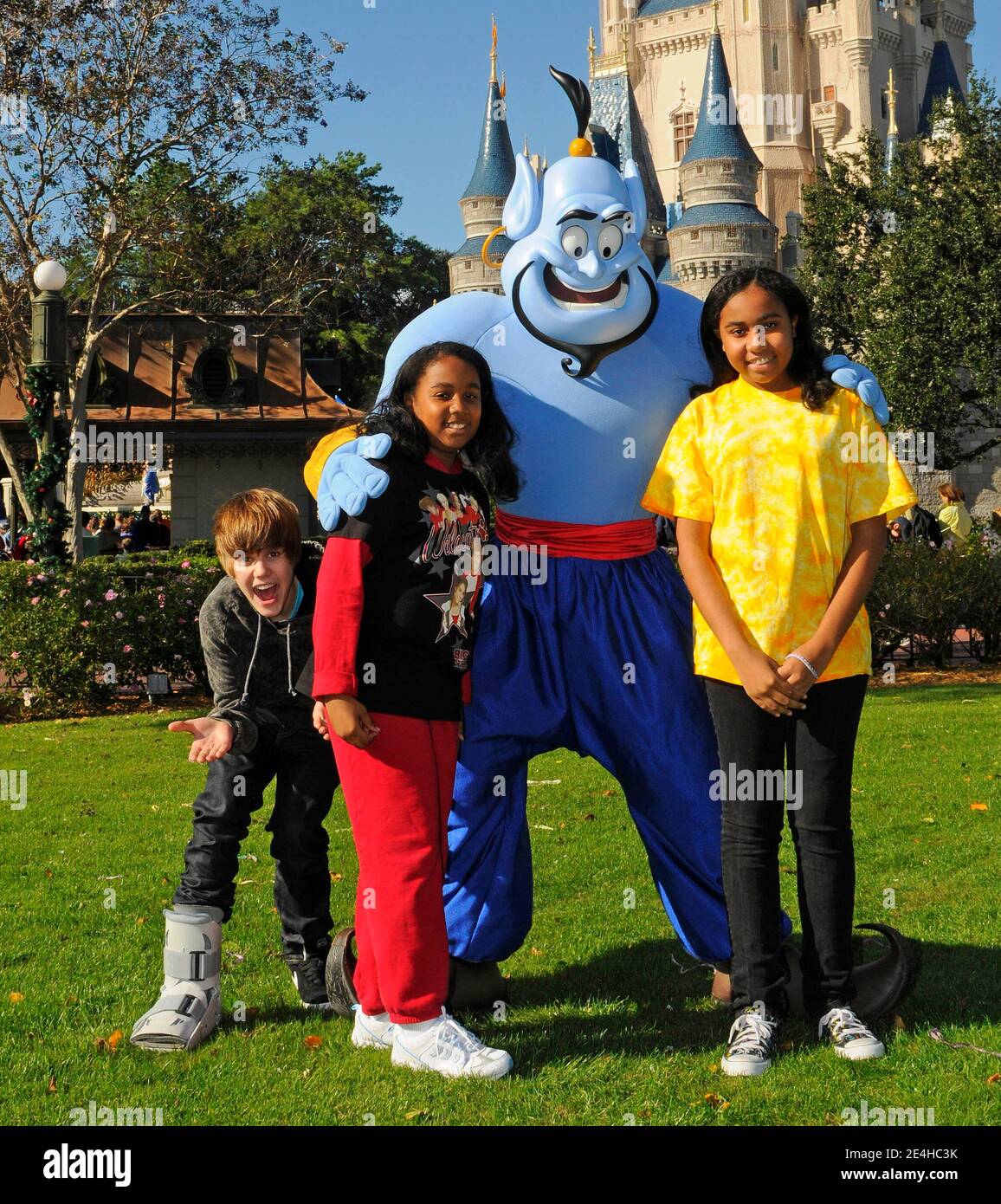 Le chanteur canadien de pop Justin Bieber (L) pose devant le château de Cendrillon avec l'auditeur Lucky radio Disney, Rebekah Parker (au centre), de neuf ans, et la sœur Rachel Parker, à Epcot (Floride), aux États-Unis, le 19 décembre 2009. Rebekah a remporté le concours « My World » du réseau et a eu l'occasion de rencontrer Justin Bieber, de prendre le chemin de fer de Big Thunder Mountain avec lui au Magic Kingdom et d'assister à son concert VIP de radio Disney au Celebration Town Center à proximité de Celebration, La Floride Magic Kingdom est l'un des quatre parcs thématiques de Walt Disney World Resort. Photo de Preston Mack/Disney via Banque D'Images