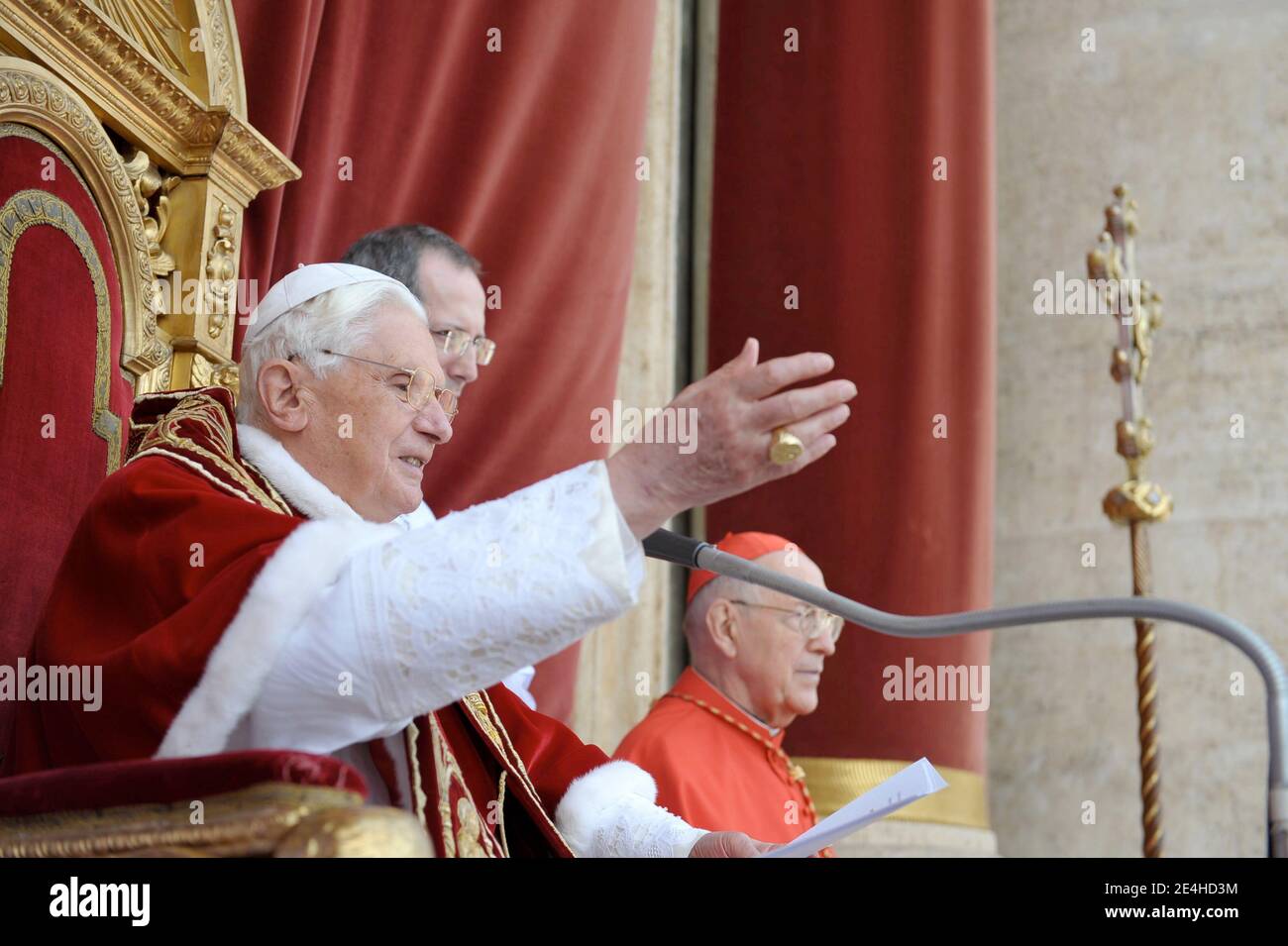 Le Pape Benoît XVI livre à Urbi et Orbi (à la ville et au monde) le message du jour de Noël du balcon central de la place Saint-Pierre au Vatican, Rome, Italie, le 25 décembre 2009. Photo par ABACAPRESS.COM Banque D'Images