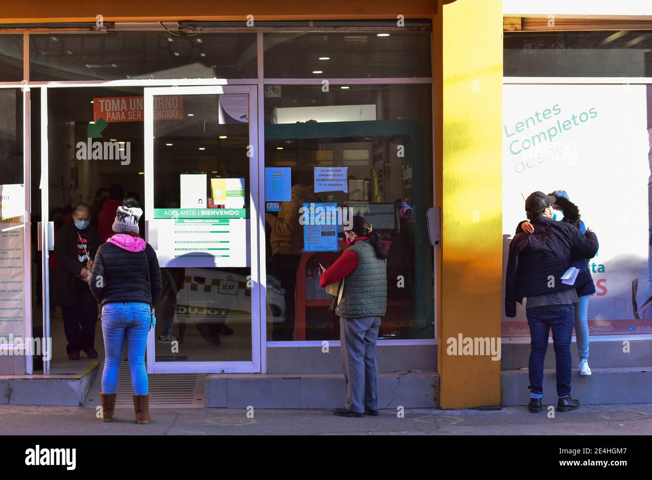TOLUCA, MEXIQUE - JANVIER 22 : Une personne attend dans la ligne des personnes maintenant la distanciation sociale pour entrer dans un établissement en raison de l'augmentation des cas positifs en raison de la nouvelle pandémie Covid-19, les hôpitaux atteignant la limite de leur capacité et l'augmentation des décès au cours des derniers jours, le 22 janvier 2021 à Toluca, Mexique. Crédit : Amaresh V. Narro/Eyepix Group/The photo Access Banque D'Images