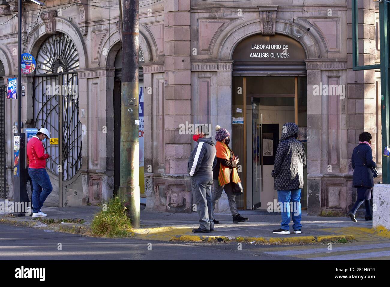 TOLUCA, MEXIQUE - JANVIER 22 : Une personne attend dans la ligne des personnes en maintenant la distance sociale pour entrer dans un laboratoire en raison de l'augmentation des cas positifs en raison de la nouvelle pandémie Covid-19, les hôpitaux atteignant la limite de leur capacité et l'augmentation des décès au cours des derniers jours, le 22 janvier 2021 à Toluca, Mexique. Crédit : Amaresh V. Narro/Eyepix Group/The photo Access Banque D'Images