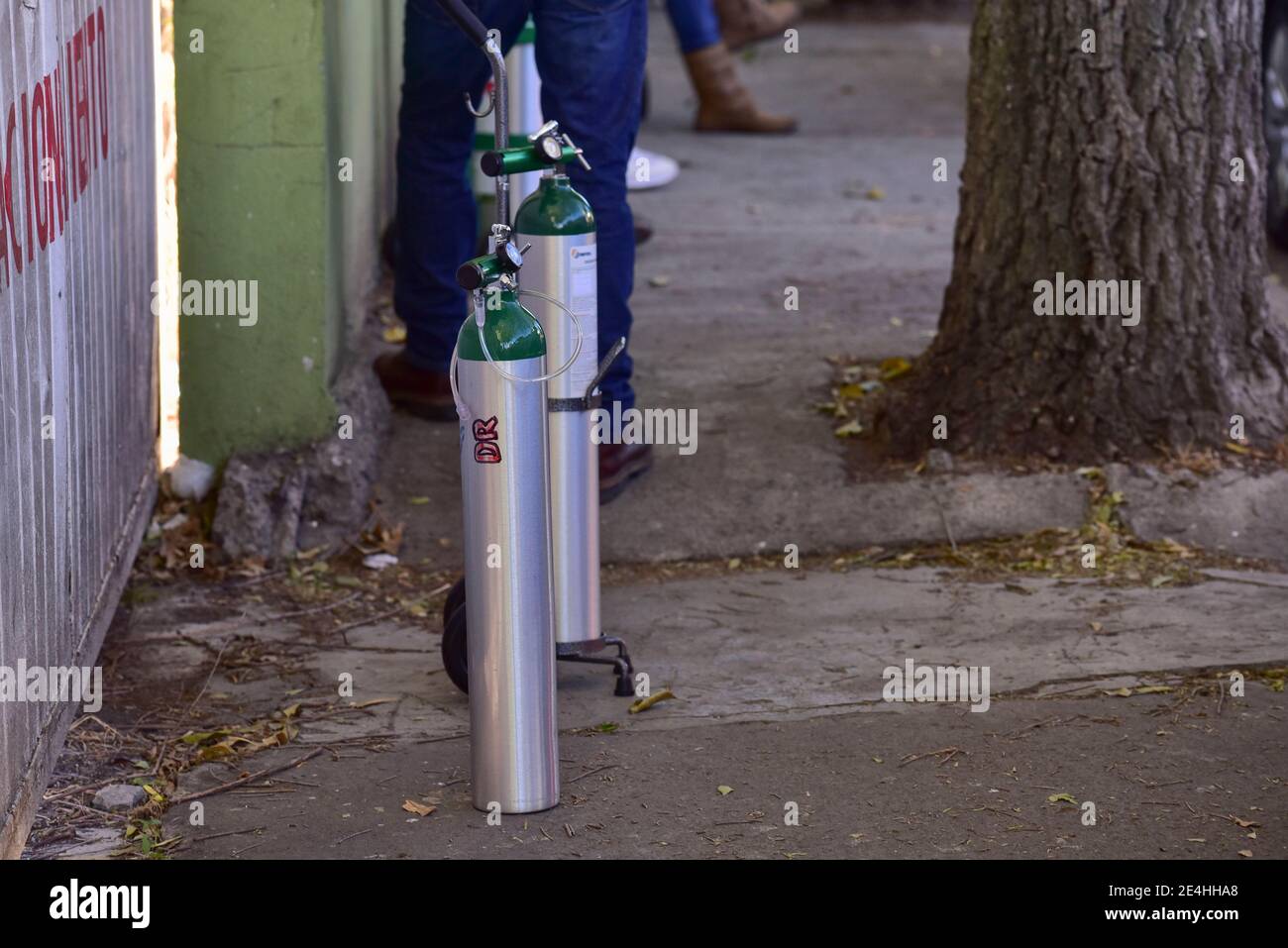 TOLUCA, MEXIQUE - JANVIER 22 : une personne porte un masque facial alors qu'elle tient son réservoir d'oxygène dans le contexte de l'augmentation des cas positifs en raison de la nouvelle pandémie Covid-19, les hôpitaux ont atteint la limite de leur capacité et l'augmentation des décès au cours des derniers jours, le 22 janvier 2021, à Toluca, au Mexique. Crédit : Amaresh V. Narro/Eyepix Group/The photo Access Banque D'Images