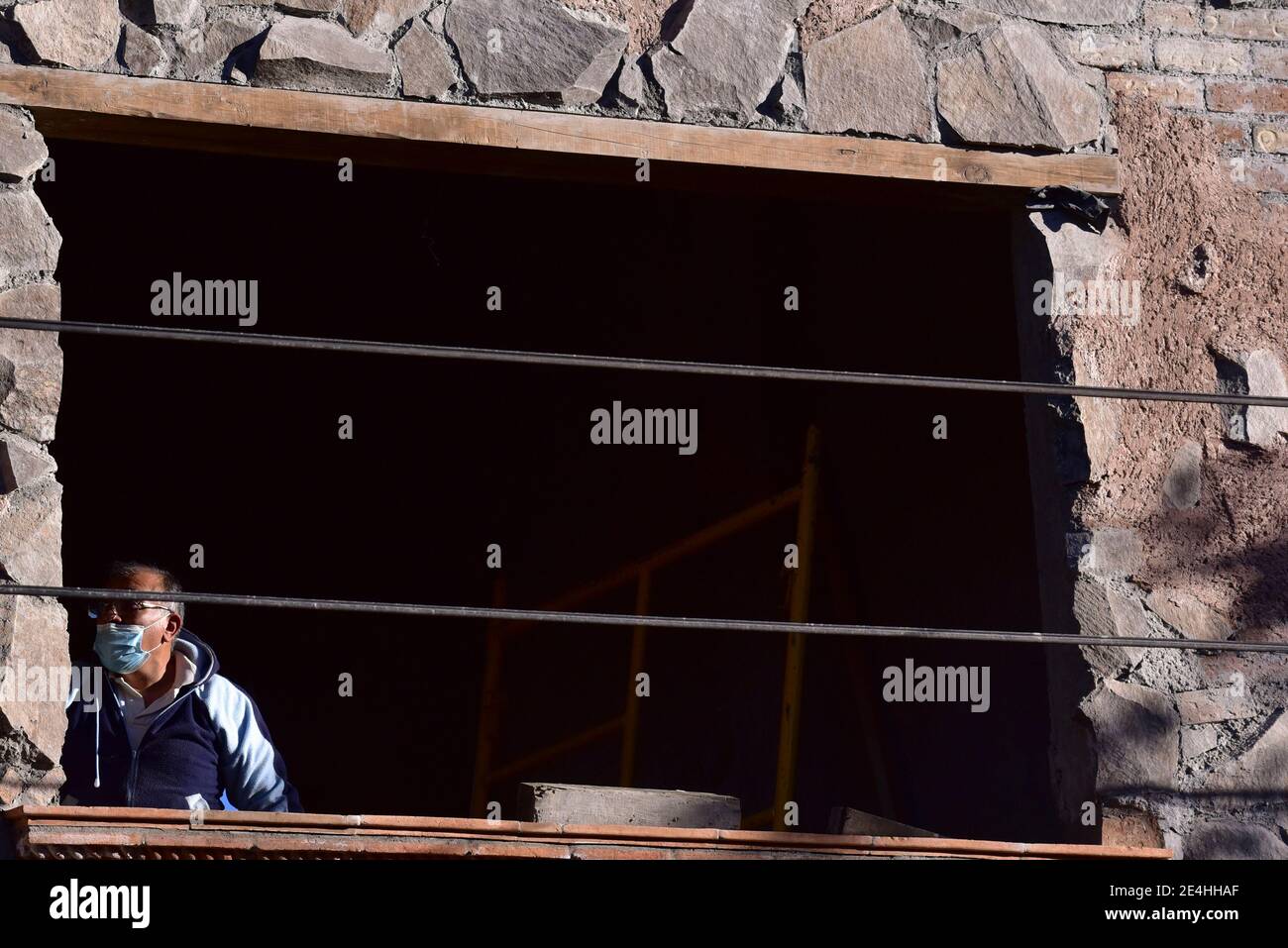 TOLUCA, MEXIQUE - JANVIER 22 : une personne porte un masque facial tout en regarde une fenêtre dans le contexte de l'augmentation des cas positifs en raison de la nouvelle pandémie Covid-19, les hôpitaux ont atteint la limite de leur capacité et l'augmentation des décès au cours des derniers jours le 22 janvier 2021 à Toluca, Mexique. Crédit : Amaresh V. Narro/Eyepix Group/The photo Access Banque D'Images