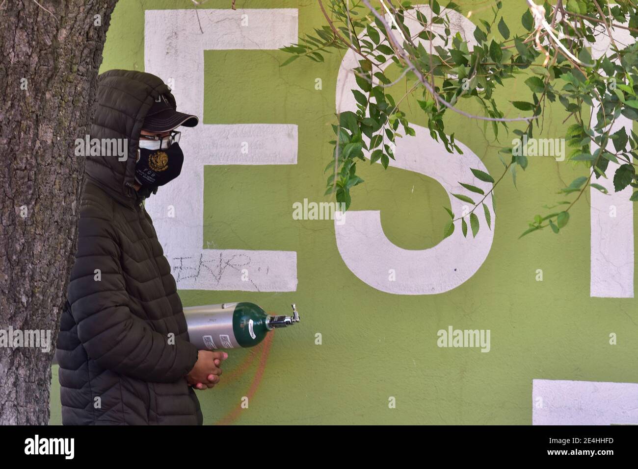 TOLUCA, MEXIQUE - JANVIER 22 : une personne porte un masque facial pendant qu'elle fait la queue pour remplir un réservoir d'oxygène dans le contexte de l'augmentation des cas positifs en raison de la nouvelle pandémie Covid-19, les hôpitaux atteignant la limite de leur capacité et l'augmentation des décès au cours des derniers jours le 22 janvier 2021 à Toluca, au Mexique. Crédit : Amaresh V. Narro/Eyepix Group/The photo Access Banque D'Images