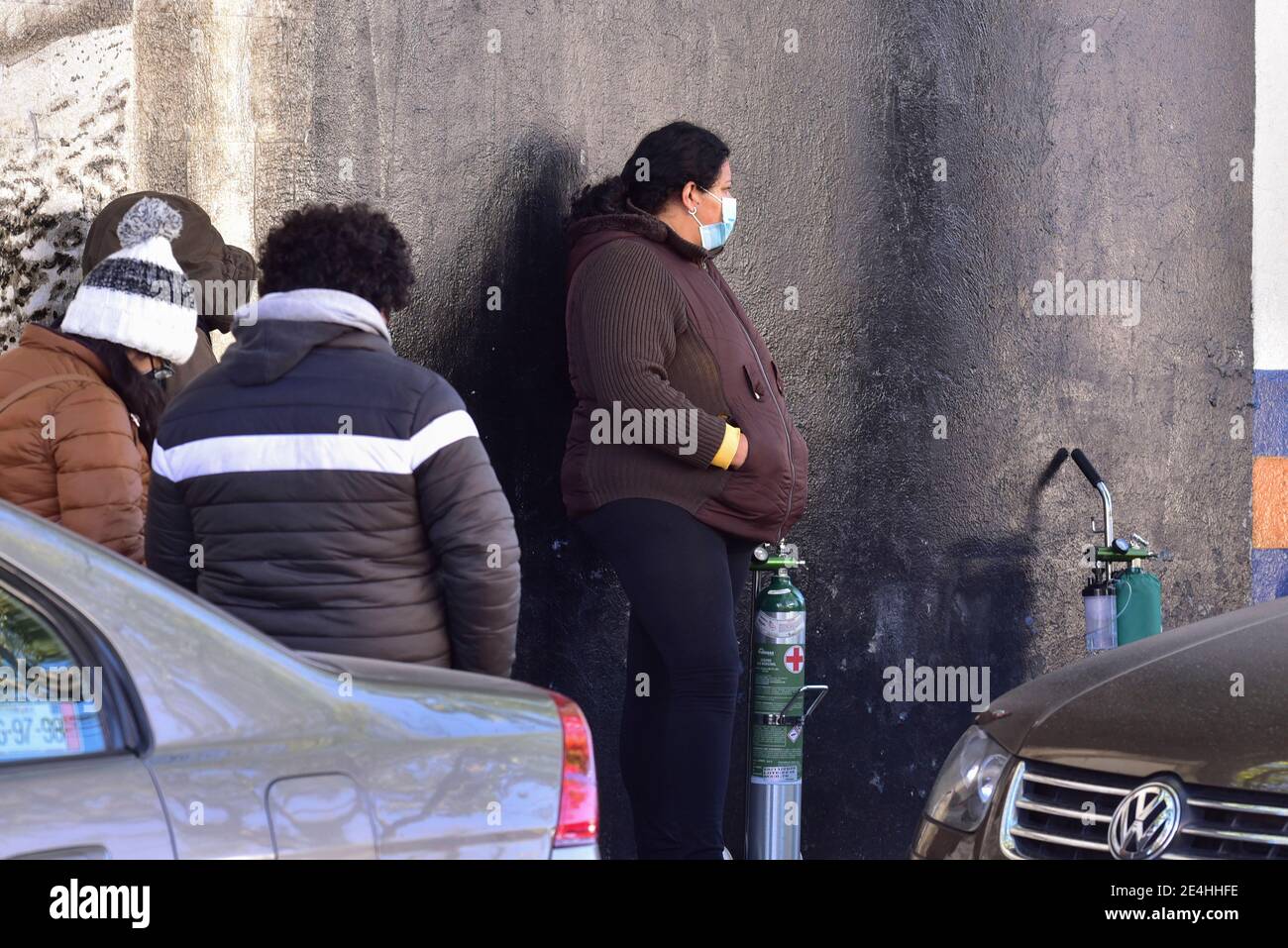 TOLUCA, MEXIQUE - JANVIER 22 : une personne porte un masque facial pendant qu'elle fait la queue pour remplir un réservoir d'oxygène dans le contexte de l'augmentation des cas positifs en raison de la nouvelle pandémie Covid-19, les hôpitaux atteignant la limite de leur capacité et l'augmentation des décès au cours des derniers jours le 22 janvier 2021 à Toluca, au Mexique. Crédit : Amaresh V. Narro/Eyepix Group/The photo Access Banque D'Images