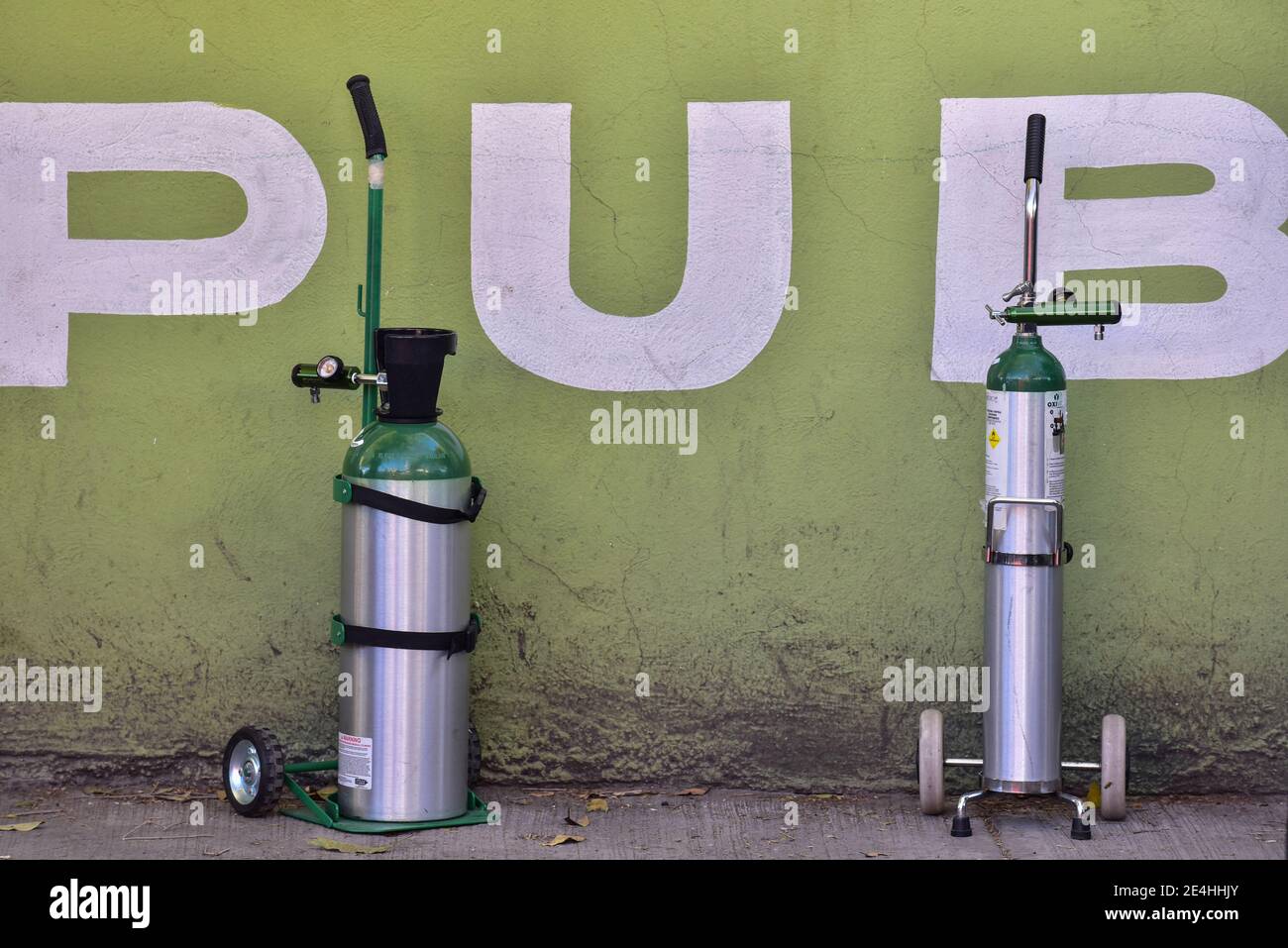 TOLUCA, MEXIQUE - JANVIER 22 : une personne porte un masque facial pendant qu'elle fait la queue pour remplir un réservoir d'oxygène dans le contexte de l'augmentation des cas positifs en raison de la nouvelle pandémie Covid-19, les hôpitaux atteignant la limite de leur capacité et l'augmentation des décès au cours des derniers jours le 22 janvier 2021 à Toluca, au Mexique. Crédit : Amaresh V. Narro/Eyepix Group/The photo Access Banque D'Images