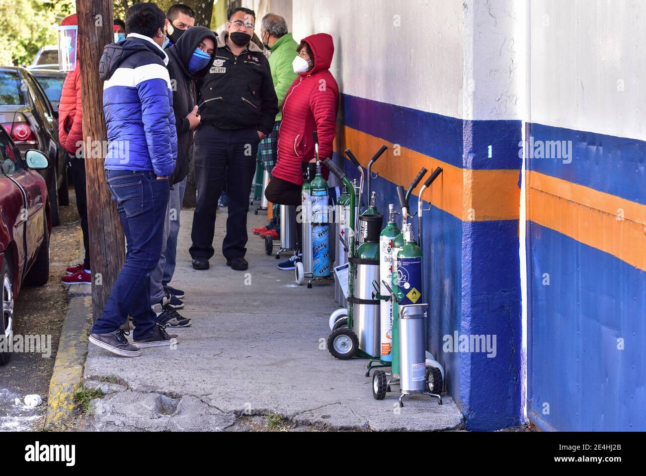 TOLUCA, MEXIQUE - JANVIER 22 : une personne porte un masque facial pendant qu'elle fait la queue pour remplir un réservoir d'oxygène dans le contexte de l'augmentation des cas positifs en raison de la nouvelle pandémie Covid-19, les hôpitaux atteignant la limite de leur capacité et l'augmentation des décès au cours des derniers jours le 22 janvier 2021 à Toluca, au Mexique. Crédit : Amaresh V. Narro/Eyepix Group/The photo Access Banque D'Images
