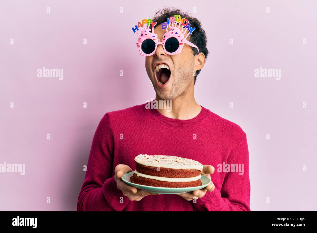 Beau Hispanique Homme Portant Des Lunettes Joyeux Anniversaire Drole Tenant Le Gateau En Colere Et Fou Criant Frustre Et Furieux Criant Avec Colere Rage Et Photo Stock Alamy Beau Hispanique Homme Portant Des Lunettes Joyeux Anniversaire Drole Tenant Le Gateau En Colere Et Fou Criant Frustre Et Furieux Criant Avec Colere Rage Et Photo Stock Alamy