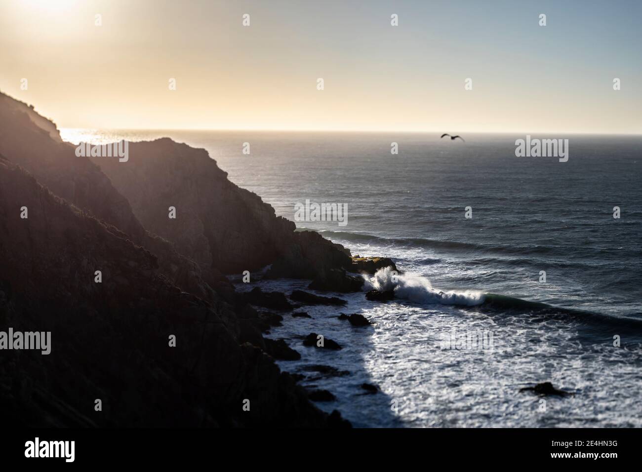 Un coucher de soleil impressionnant dans un paysage idyllique de plage avec le coucher de soleil sur l'eau et la lumière du soleil générant une atmosphère de moody. Un paysage incroyable de wil Banque D'Images