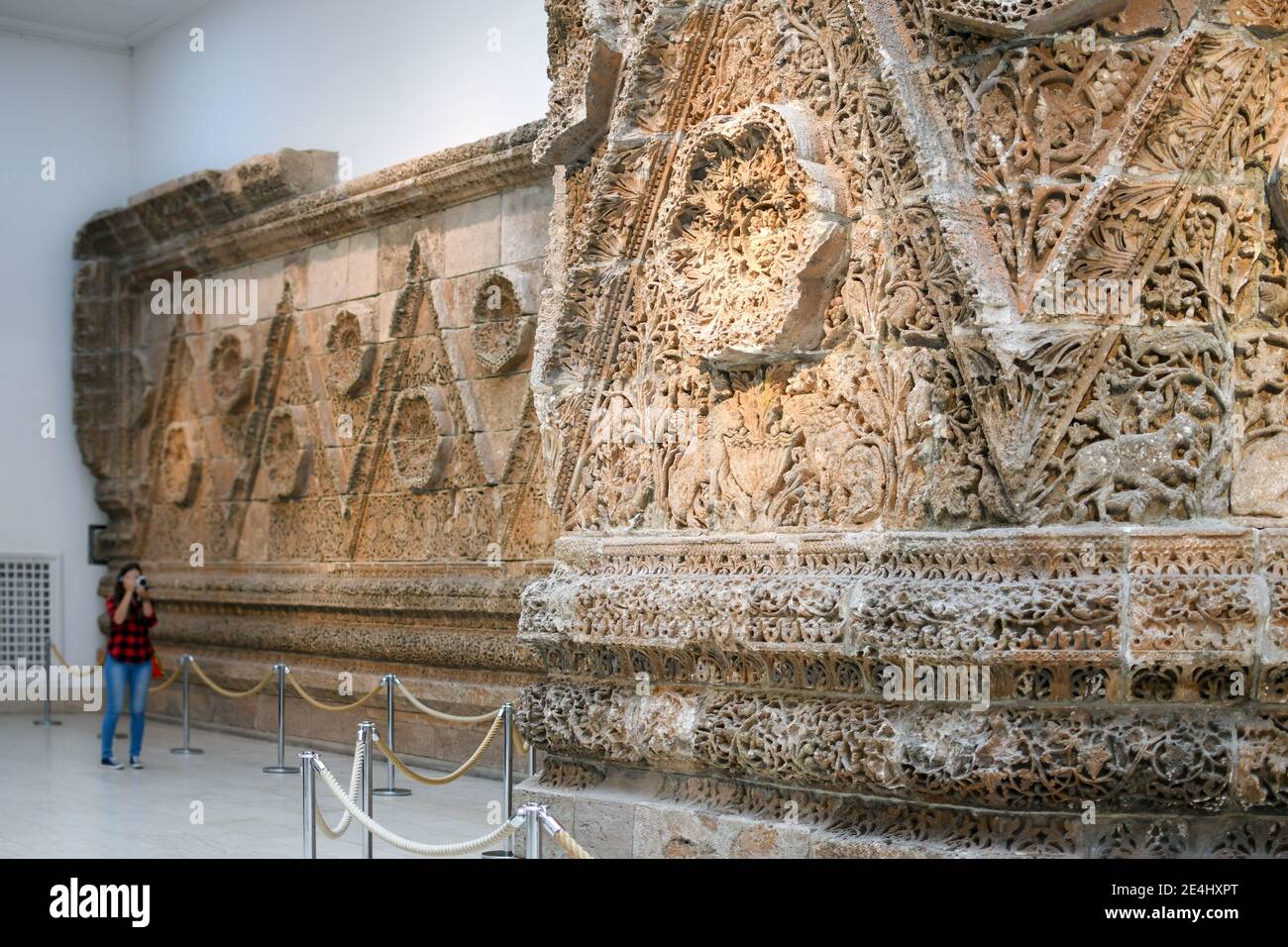 Un touriste photographie la façade Mshatta wall, 8e siècle palais de Qasr Mshatta, l'un des châteaux du désert de Jordanie, dans le Musée de Pergame de Berlin Banque D'Images
