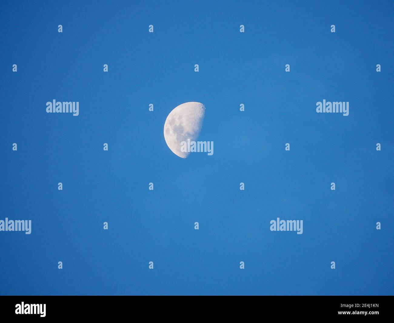 Demi-lune, ciel bleu, nature étonnante Banque D'Images