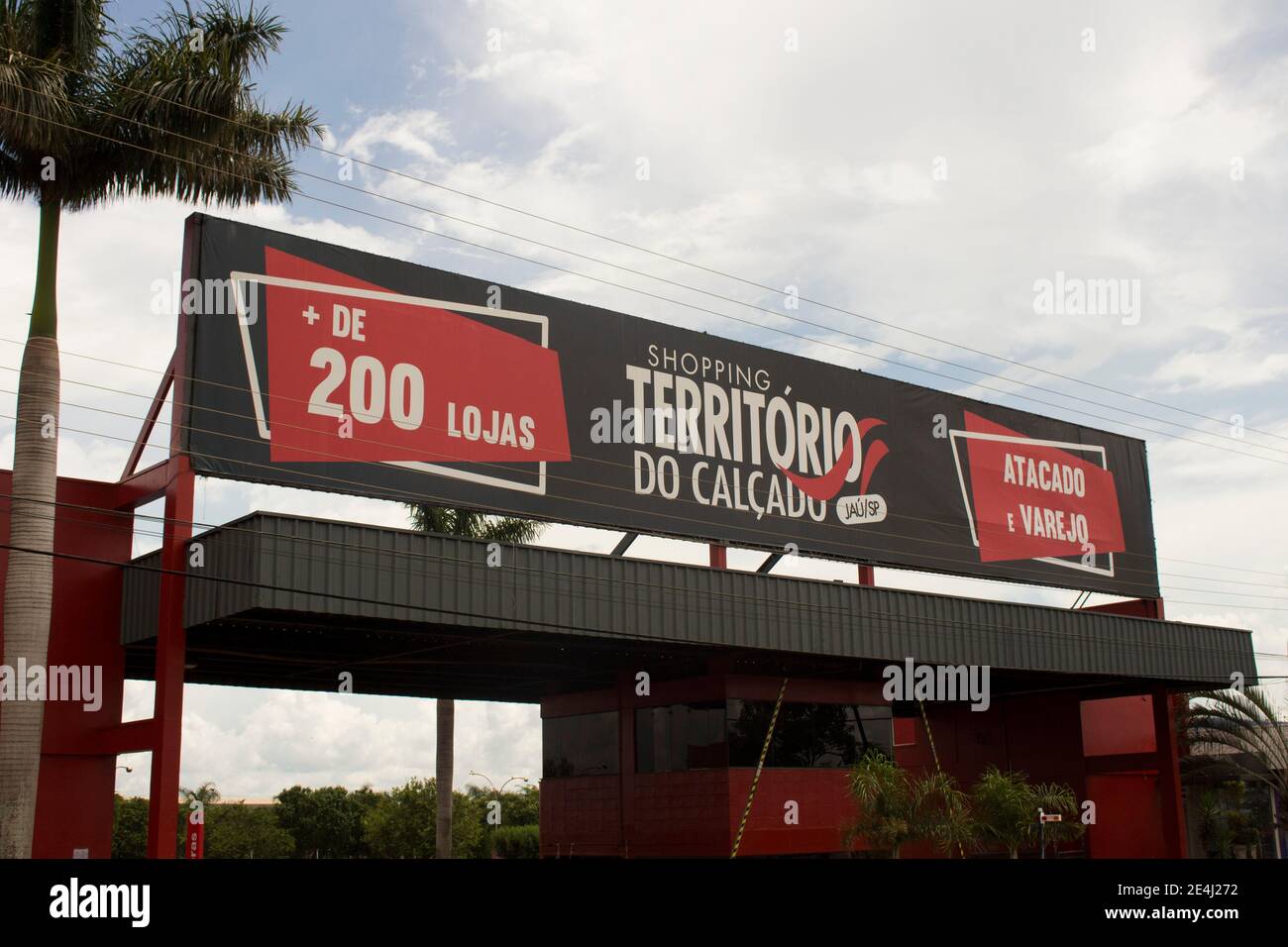 Jau / Sao Paulo / Brésil - 02 21 2020: Chaussures territoire Shopping (Shopping Território do Calçado) façade grand panneau de signalisation. Banque D'Images
