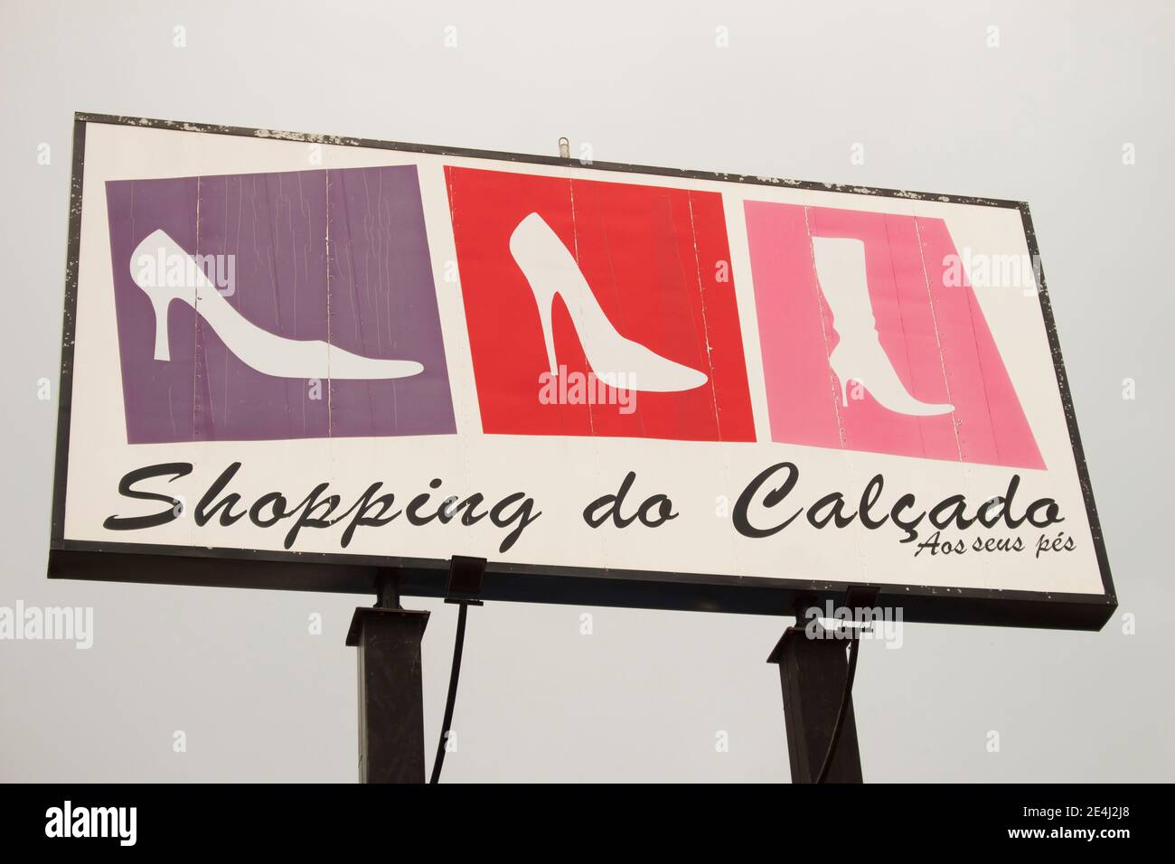 Jau / Sao Paulo / Brésil - 02 21 2020: Shopping de chaussures (Shopping do Calçado) panneau de signalisation détail. Publicité locale indiquant le complexe des magasins Banque D'Images