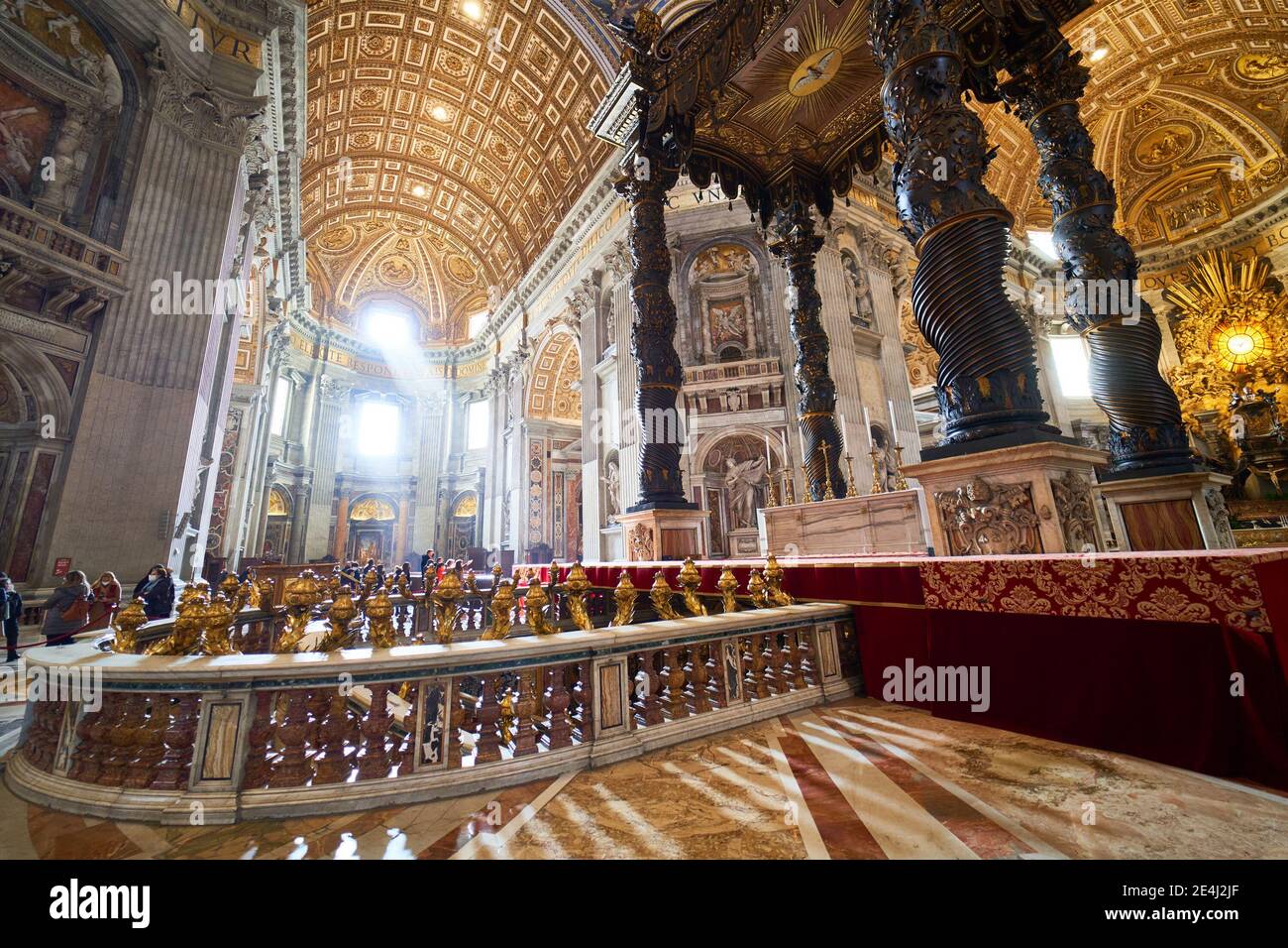 BASILIQUE SAINT-PIERRE, CITÉ DU VATICAN : vue de l'intérieur avec le célèbre Baldachin pendant le serrionnement du coronavirus Covid-19 à Rome, Italie Banque D'Images