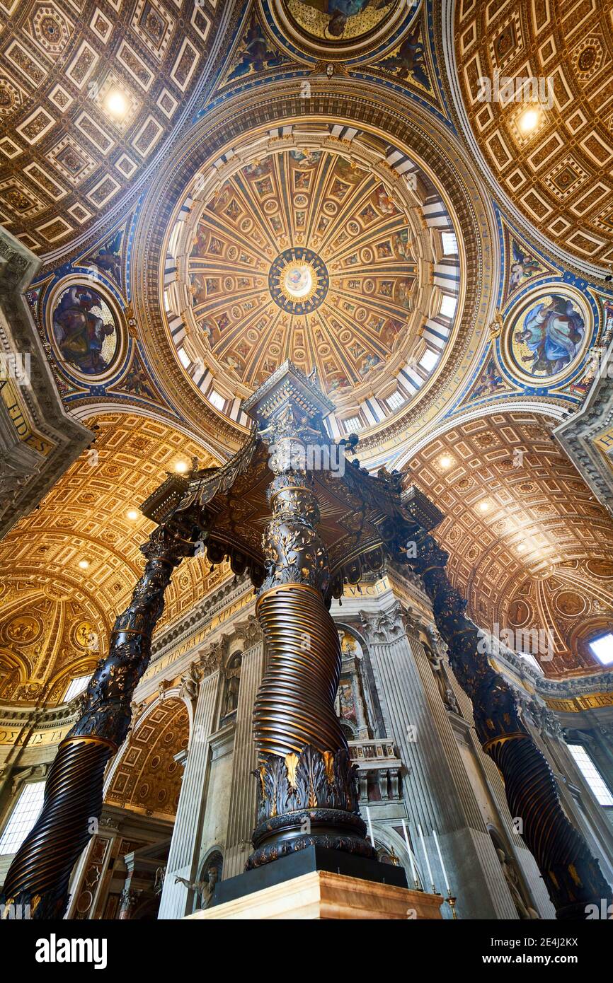 BASILIQUE SAINT-PIERRE, CITÉ DU VATICAN : vue de l'intérieur avec le célèbre Baldachin pendant le serrionnement du coronavirus Covid-19 à Rome, Italie Banque D'Images