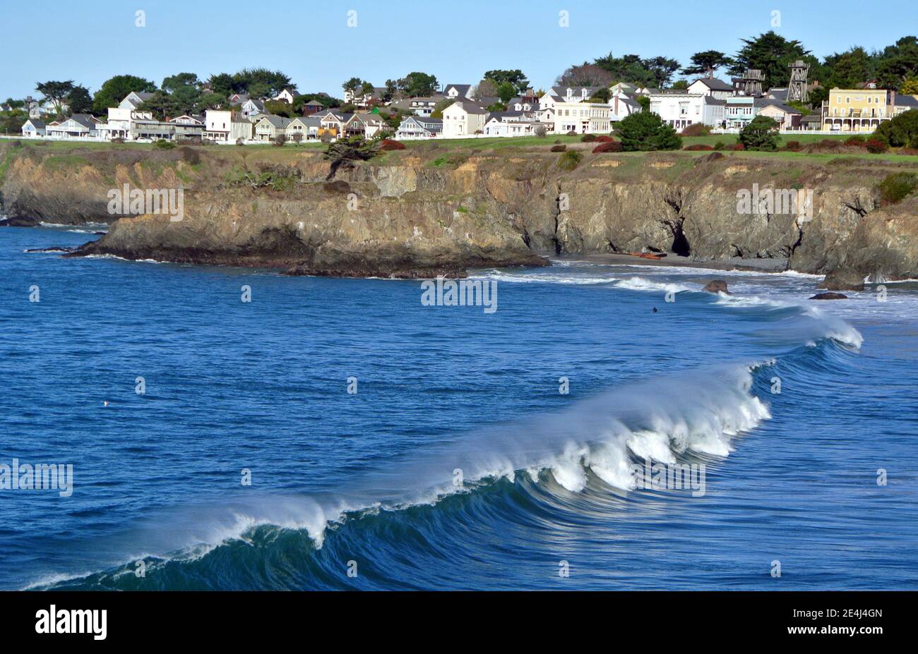 vue panoramique sur la route d'une voiture lincoln classique en direction de l'ouest sur la route historique à deux voies 66 en arizona, états-unis désert Banque D'Images