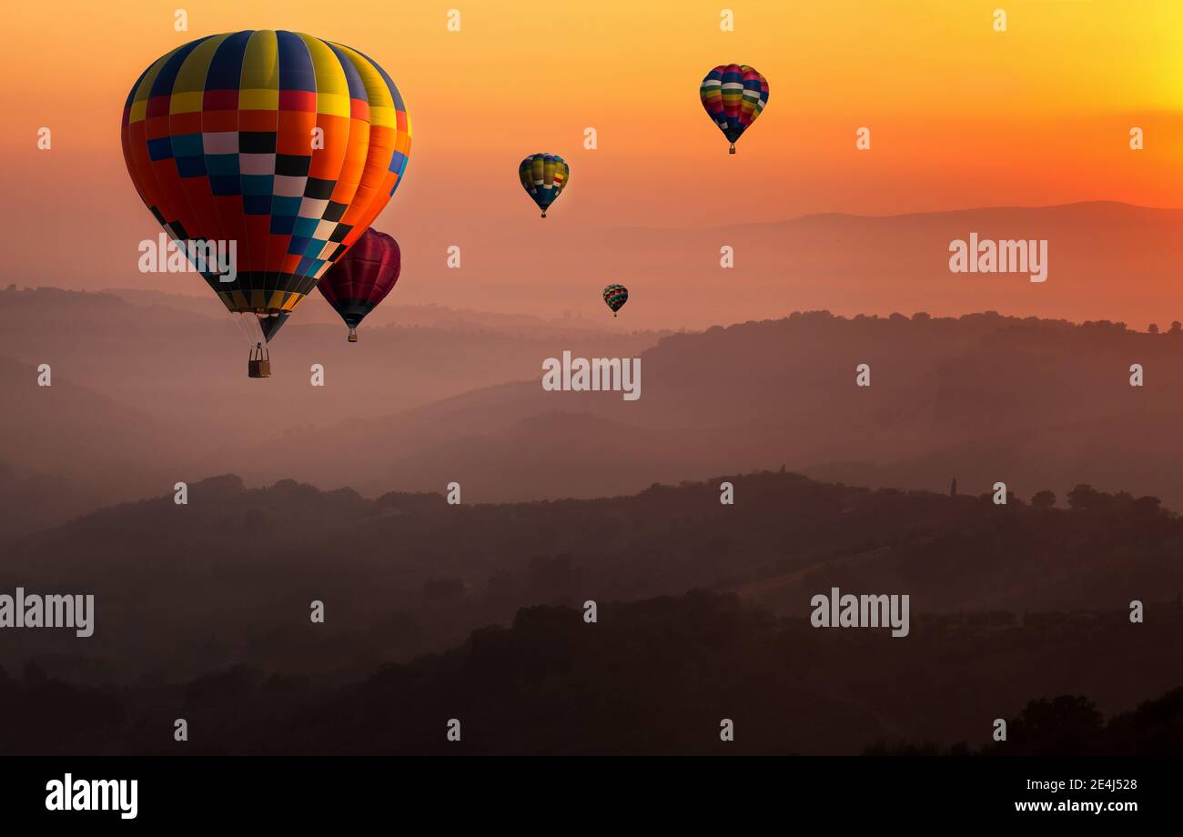 Magnifique paysage de nature panoramique de la campagne montagnes avec haut coloré ballons d'air chaud festival dans le ciel d'été. Voyage de vacances panorama Banque D'Images