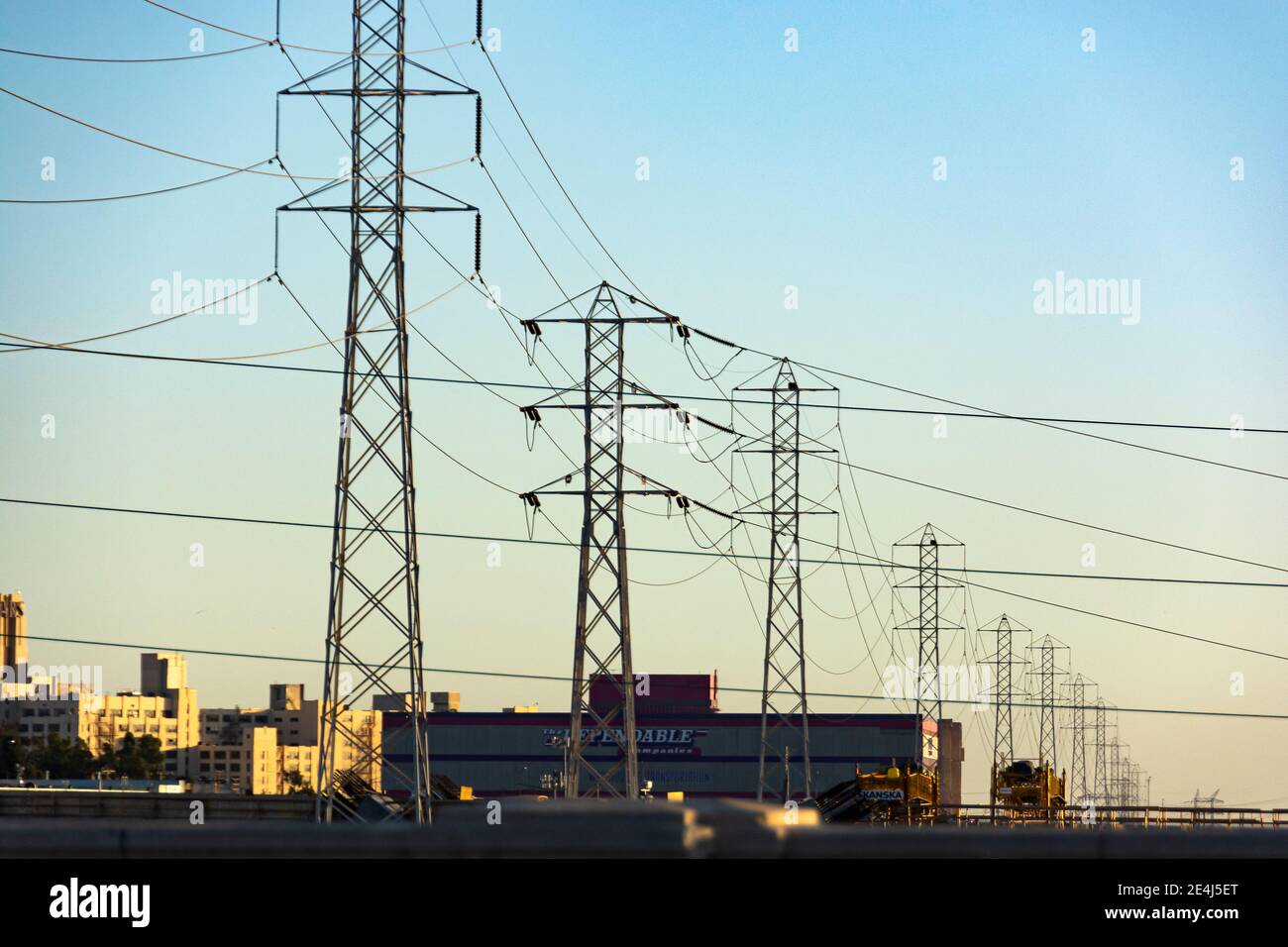 Tours électriques utilisées pour transporter/envoyer de l'électricité vers différentes parties du réseau électrique à Los Angeles, Californie, États-Unis. Banque D'Images