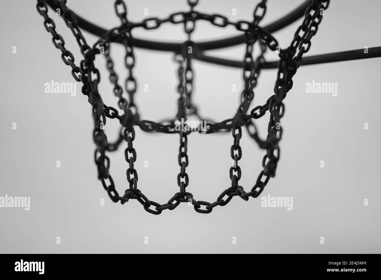 Gros plan d'un anneau de basket-ball avec chaînes métalliques Banque D'Images