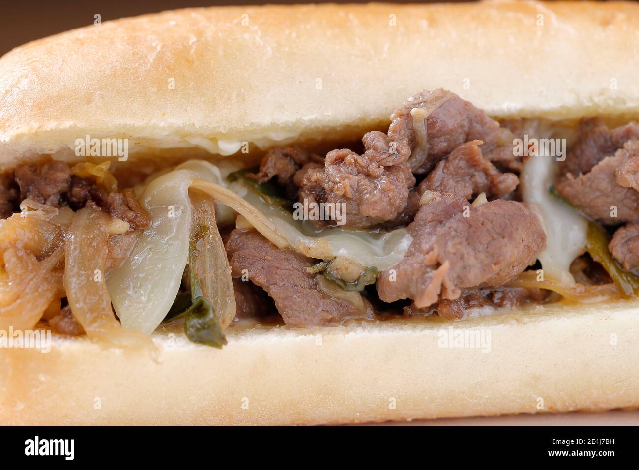 Une photo en gros plan d'un sandwich au bœuf sauté et à l'oignon. Banque D'Images