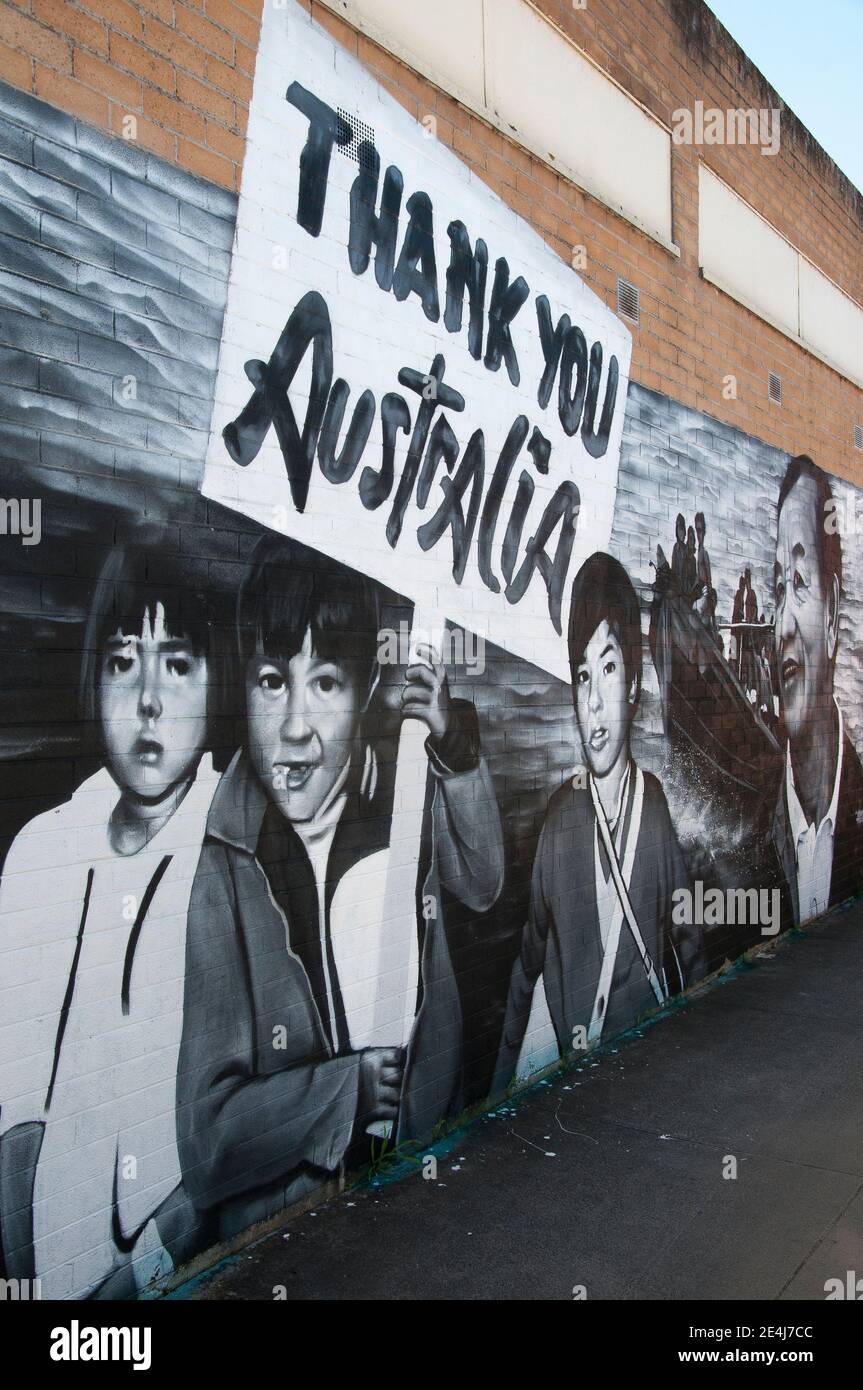 Fresque d'art de rue de Heesco, représentant l'arrivée des réfugiés vietnamiens en Australie, à Yarram, dans le sud du Gippsland, Victoria Banque D'Images