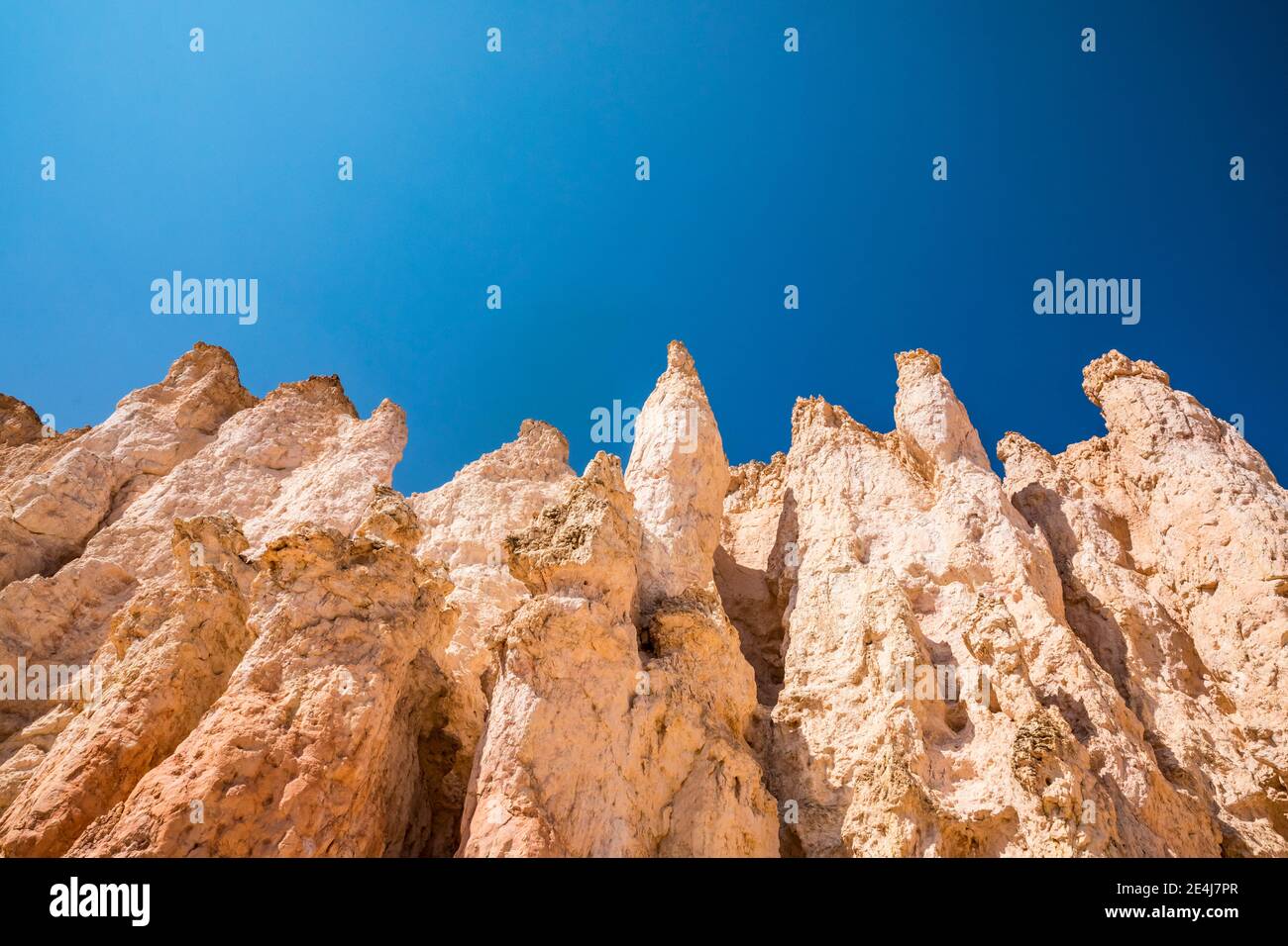 Blue Sky et des structures rocheuses appelées Hoodoos dans le parc national de Bryce Canyon, Utah, États-Unis. Banque D'Images