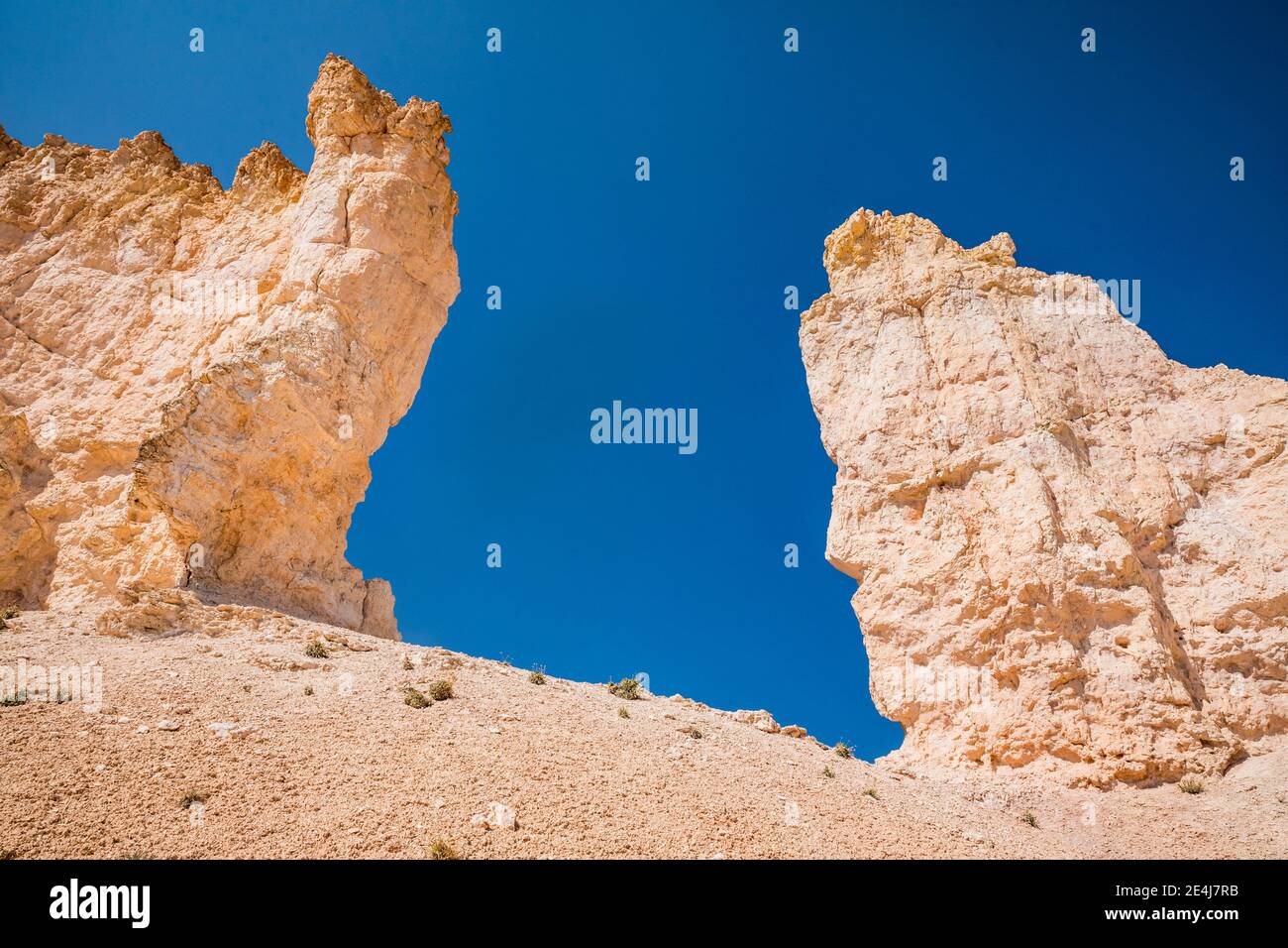 Blue Sky et des structures rocheuses appelées Hoodoos dans le parc national de Bryce Canyon, Utah, États-Unis. Banque D'Images