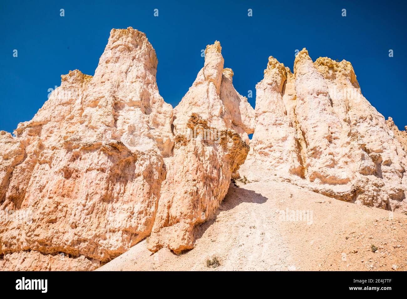 Blue Sky et des structures rocheuses appelées Hoodoos dans le parc national de Bryce Canyon, Utah, États-Unis. Banque D'Images