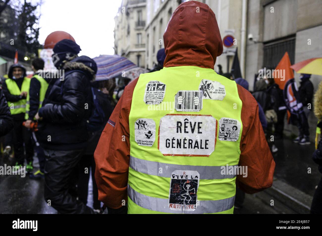 PARIS, France. , . Des mémoires des syndicats CGT, des gilets jaunes et des  étudiants défilent vers le MEDEF pour proter contre les licences dus à la  pandémie du Covid-19 à Paris