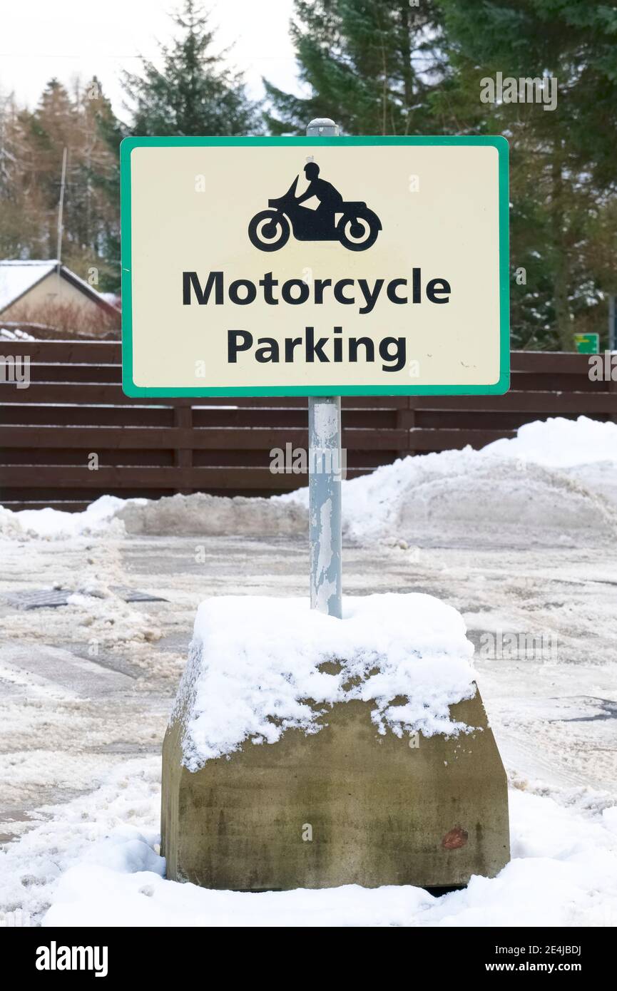 Panneau de parking pour motos dans le parking public Banque D'Images