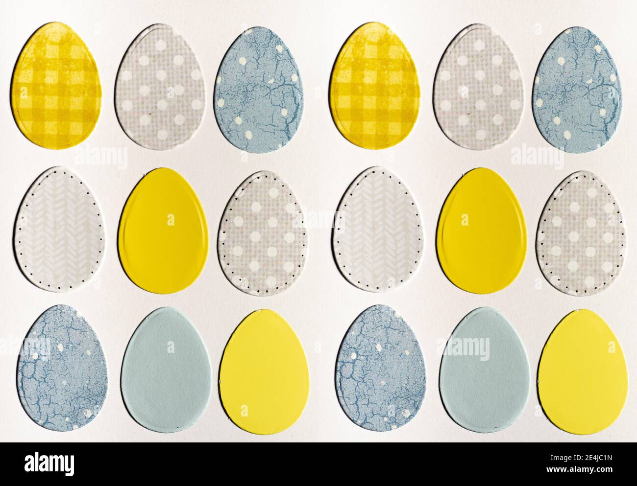 Le papier découpe les œufs de Pâques isolés sur fond blanc. Carte de vœux. Banque D'Images