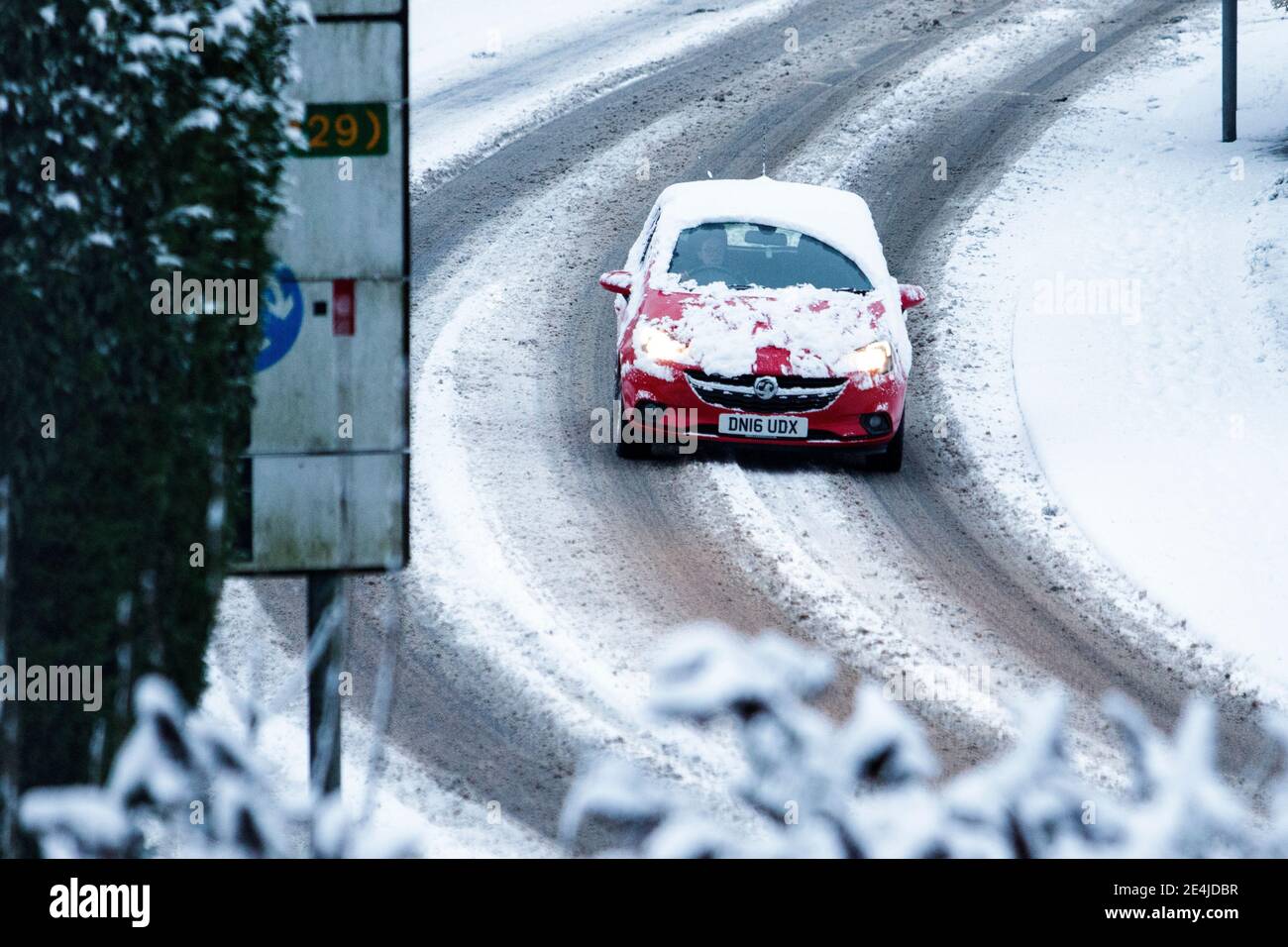 Chippenham, Wiltshire, Royaume-Uni. 24 janvier 2021. Alors que les habitants de Chippenham se réveillent devant leur première neige de l'année, les conducteurs sont photographiés sur les routes glacées. Credit: Lynchpics/Alamy Live News Banque D'Images