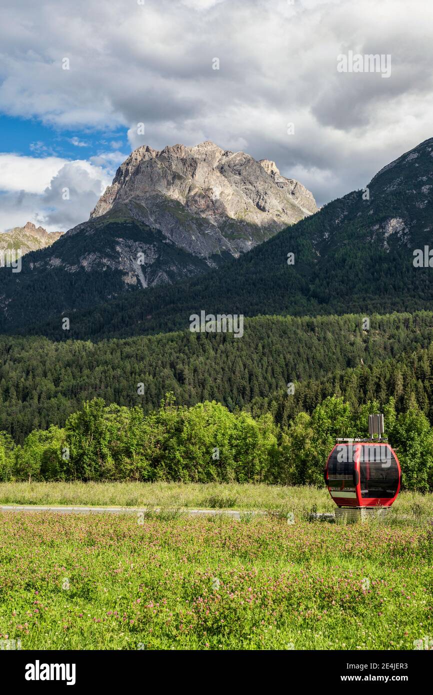 Vue panoramique sur la vallée verdoyante de l'Engadin avec câble aérien voiture au premier plan Banque D'Images