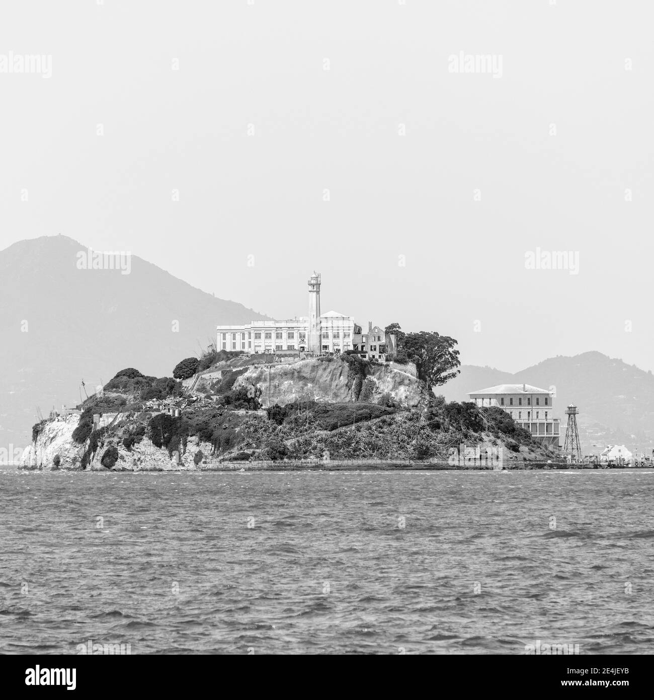 Front de mer avec l'île d'Alcatraz en arrière-plan contre le ciel à San Francisco, Californie, États-Unis Banque D'Images