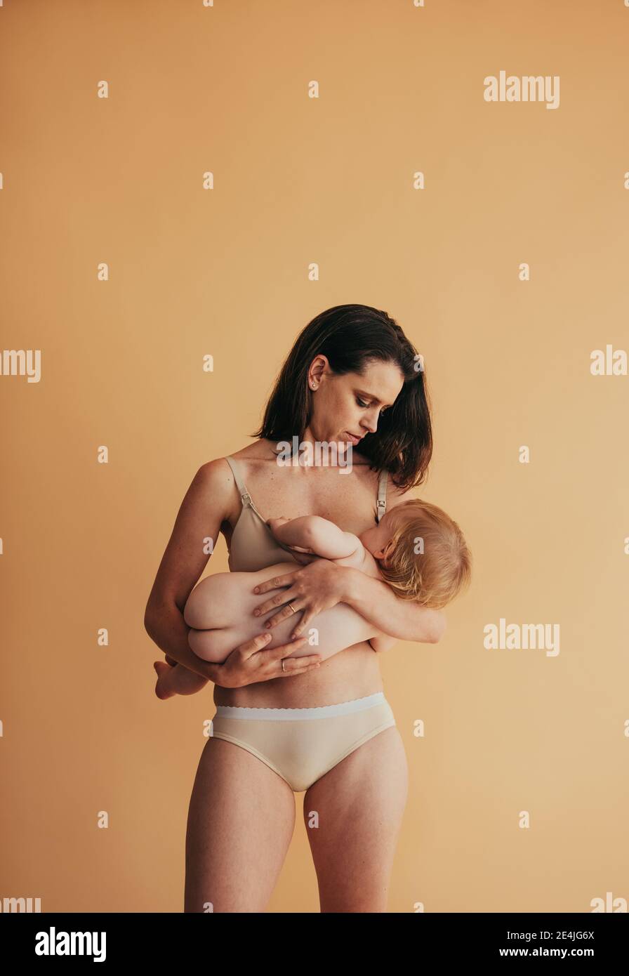 Mère post-partum allaitant son bébé. Maman allaitant bébé. Banque D'Images